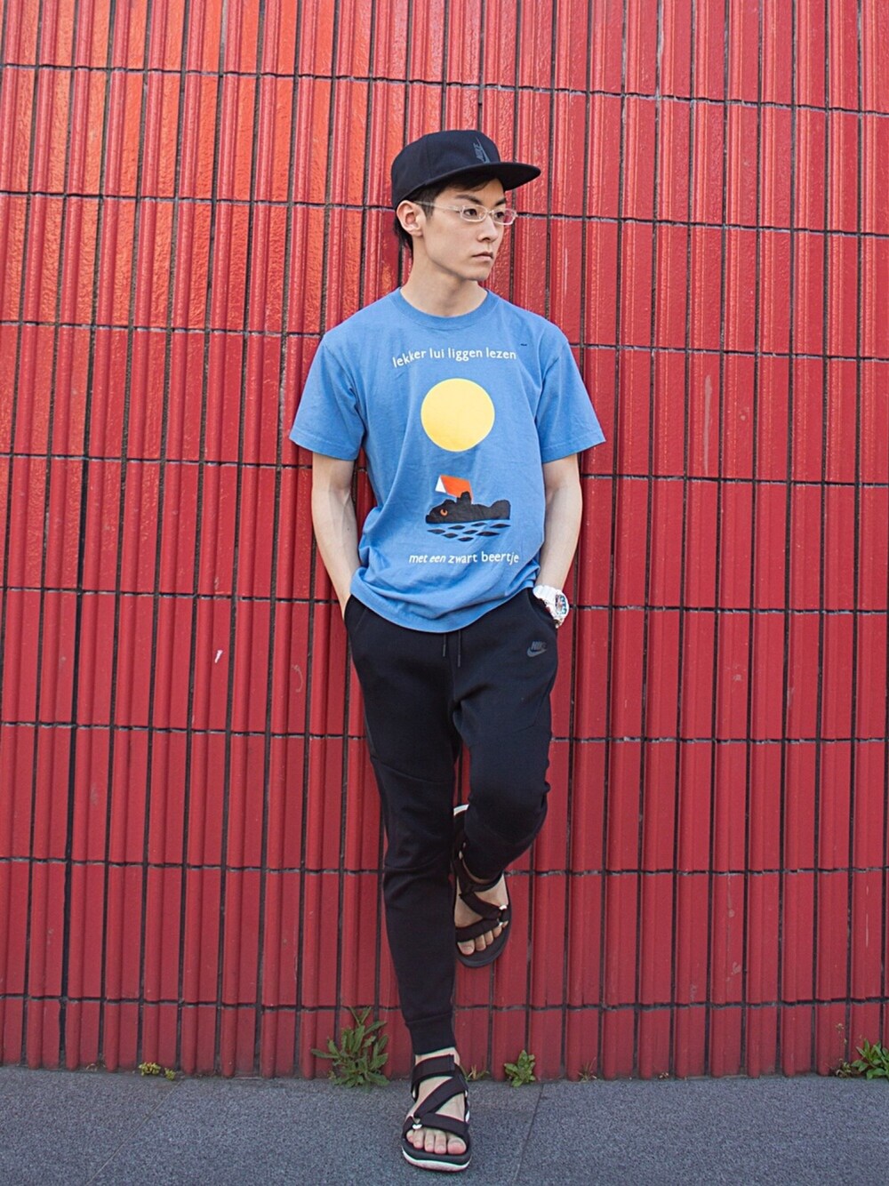 「夏、Tシャツ、サンダル、ディック・ブルーナ、アスレジャー、シンプル、スポーツミックス、スポーツサンダル、青、原色」｜「NIKEのアイテム（キャップ、ブラック系）」を使った、AKYさん（メンズ・163cm）の春コーディネートの1枚目の写真