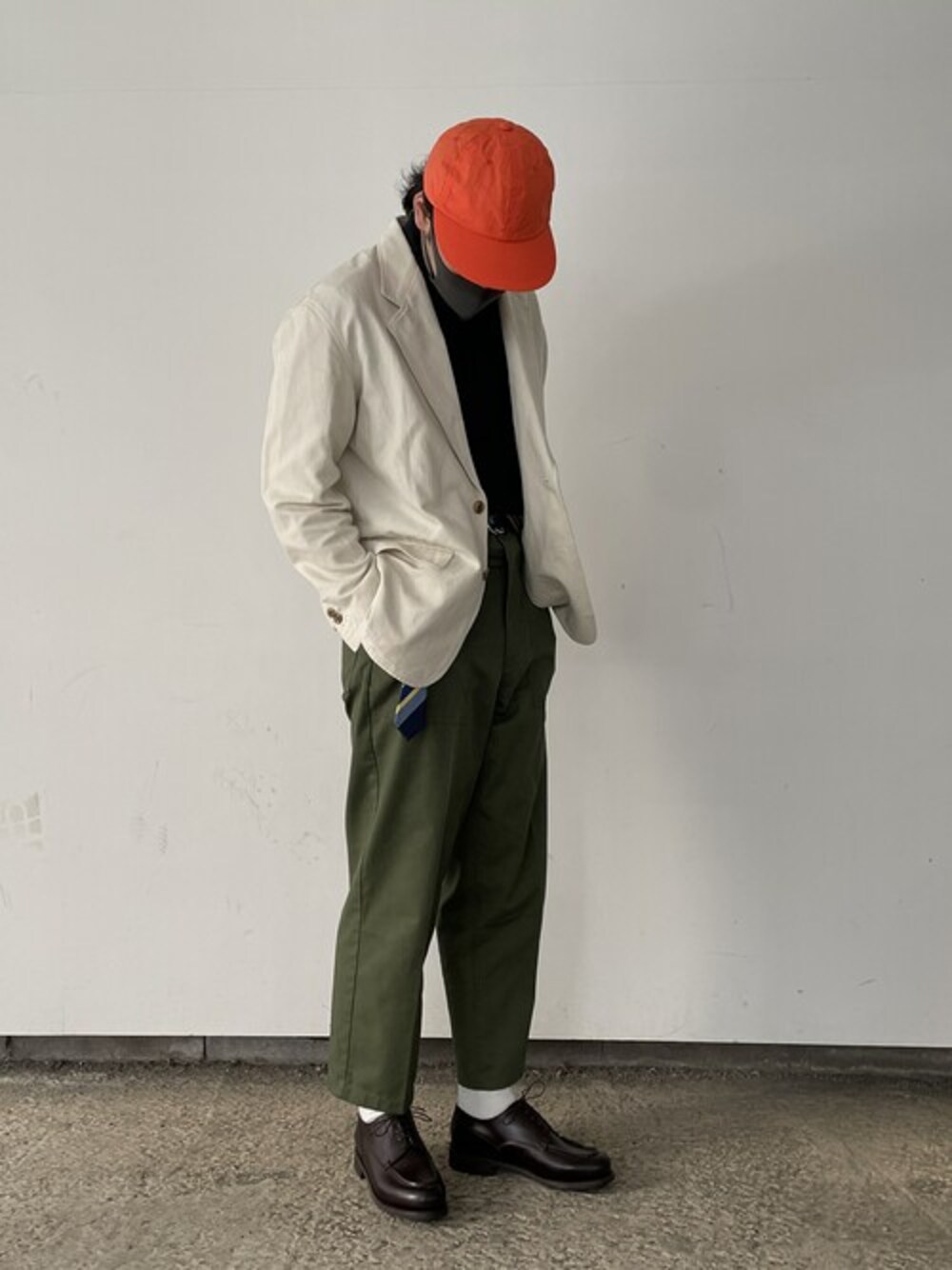 ブラウン系のドレスシューズを着用したメンズの春コーディネートの1枚目の写真