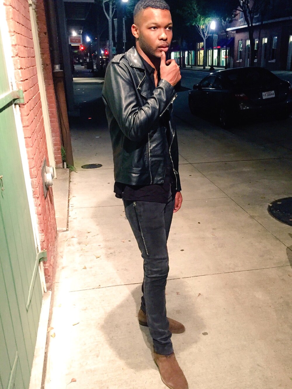 「ootd、ZARA MAN、TOPMAN、Chelsea boots」｜「ZARAのアイテム（その他アウター、ブラック系）」を使った、Ashton Michaelさん（メンズ・185cm）の春コーディネートの1枚目の写真