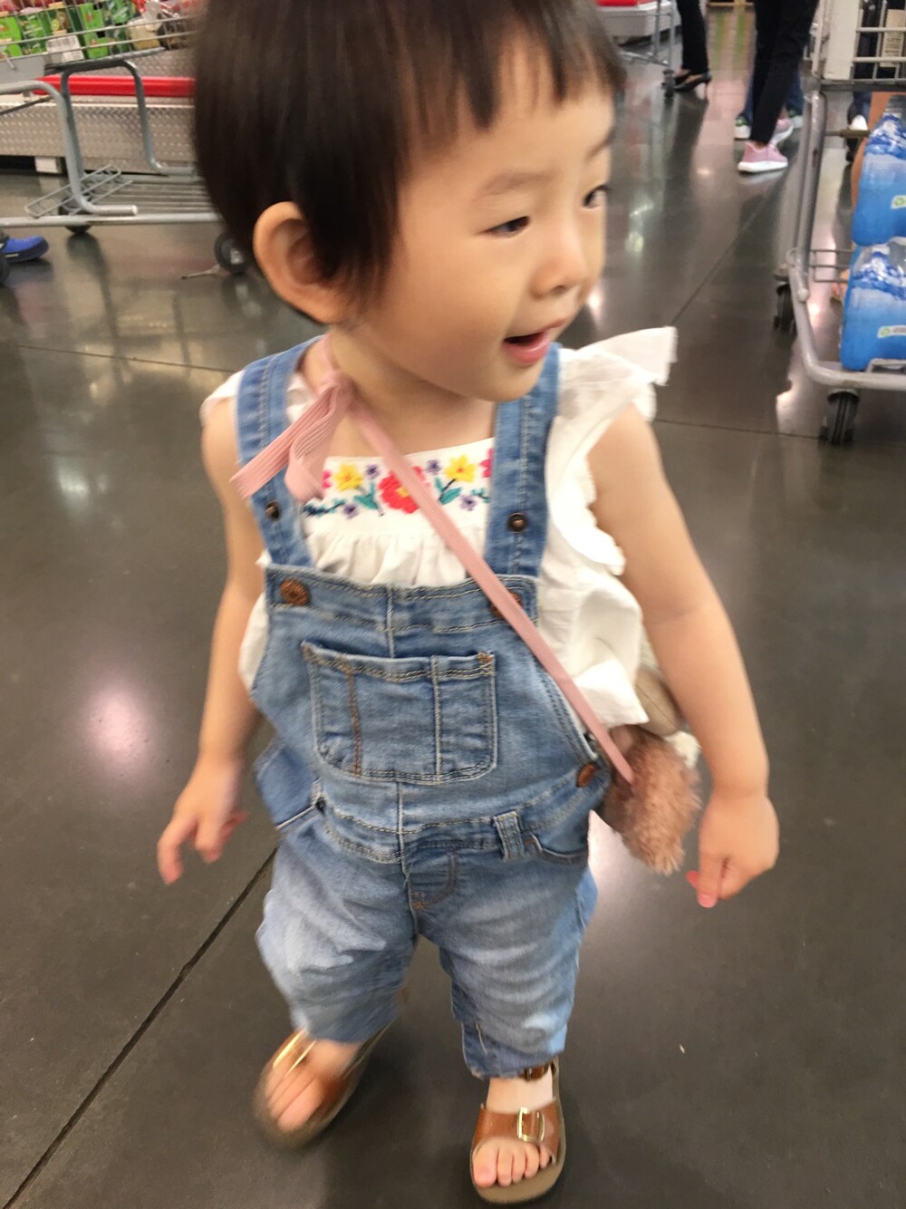 「ZARAのアイテム（オールインワン・サロペット、ブルー系）」を使った、Hsuan Liさん（キッズ・90cm）の夏コーディネートの1枚目の写真
