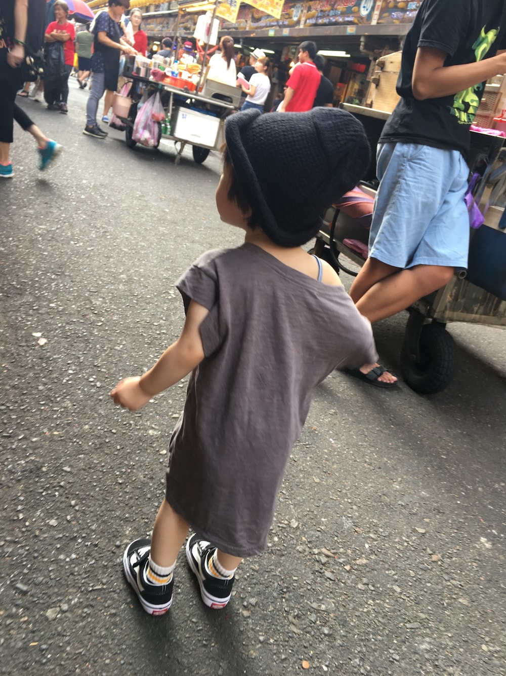 「VANSのアイテム（シューズ、ブラック系）」を使った、Hsuan Liさん（キッズ・90cm）の夏コーディネートの1枚目の写真