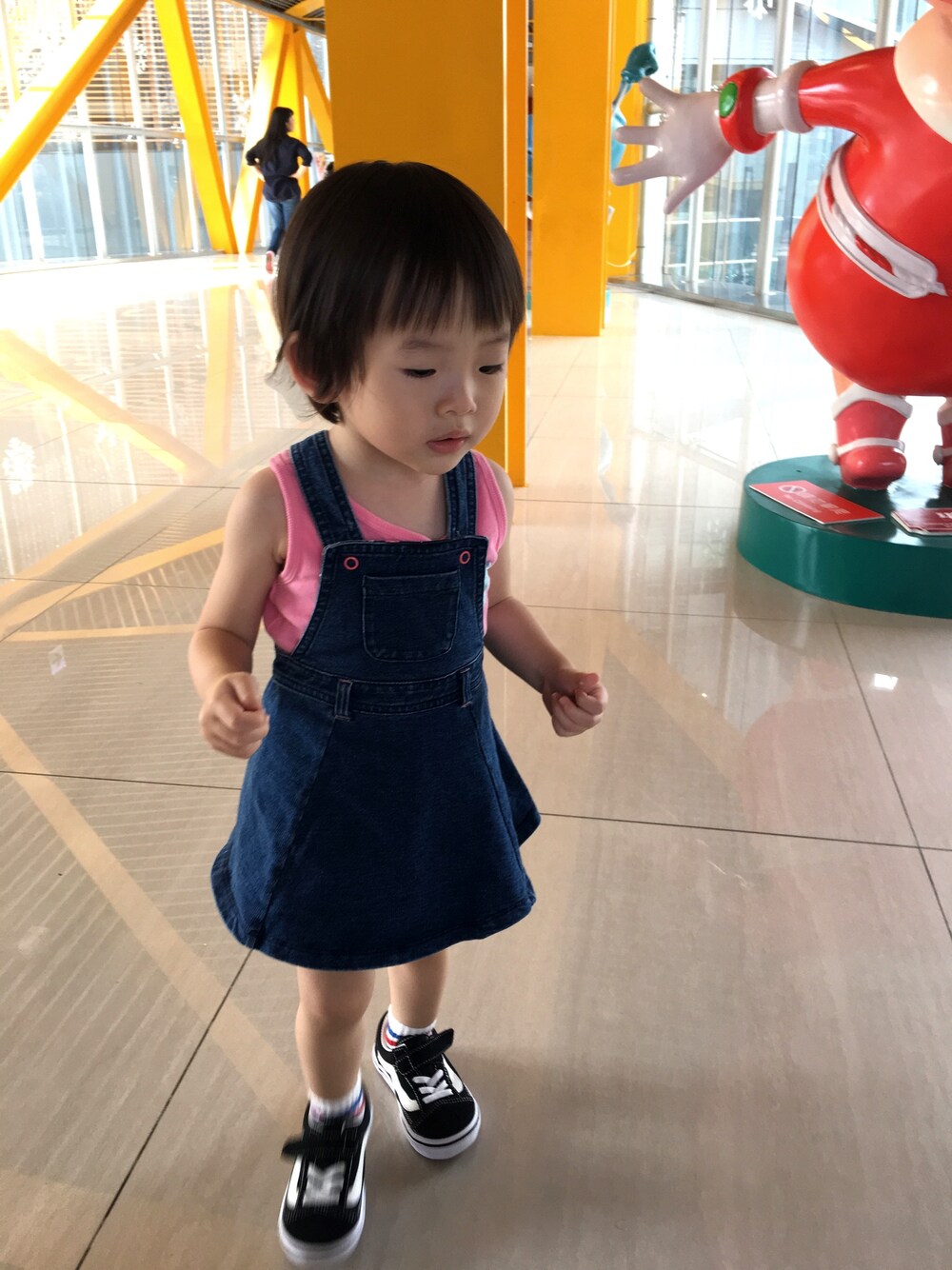 「Mothercareのアイテム（ワンピース/ドレス、ブルー系）」を使った、Hsuan Liさん（キッズ・90cm）の夏コーディネートの1枚目の写真