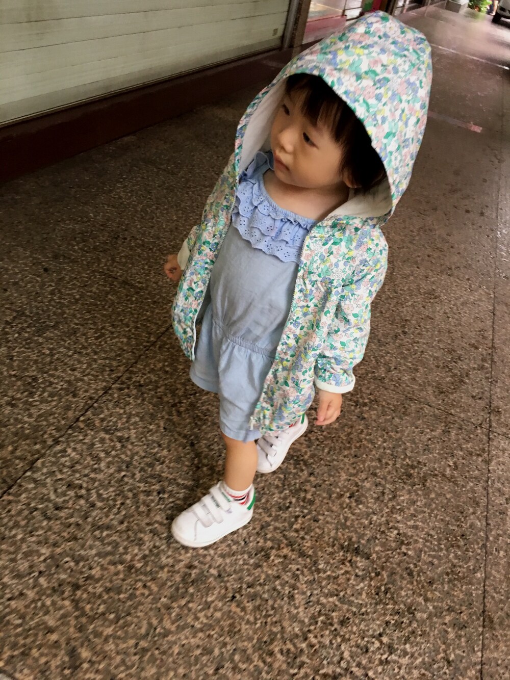 「Mothercareのアイテム（オールインワン・サロペット、ブルー系）」を使った、Hsuan Liさん（キッズ・90cm）の夏コーディネートの1枚目の写真