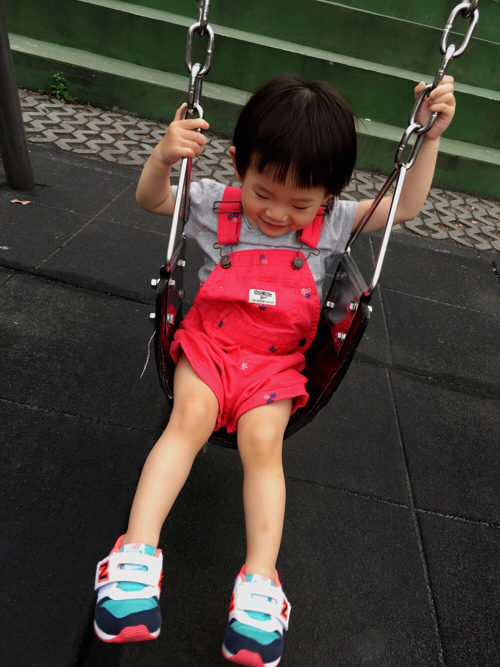 「OSHKOSHのアイテム（パンツ、レッド系）」を使った、Hsuan Liさん（キッズ・90cm）の夏コーディネートの1枚目の写真