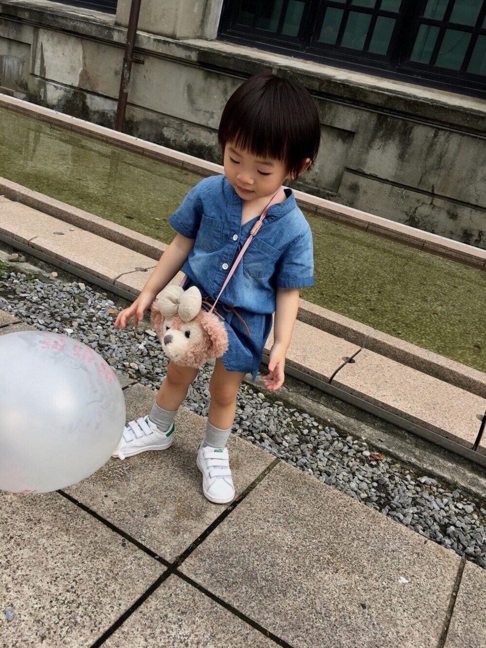 「adidasのアイテム（シューズ、ホワイト系）」を使った、Hsuan Liさん（キッズ・90cm）の夏コーディネートの1枚目の写真