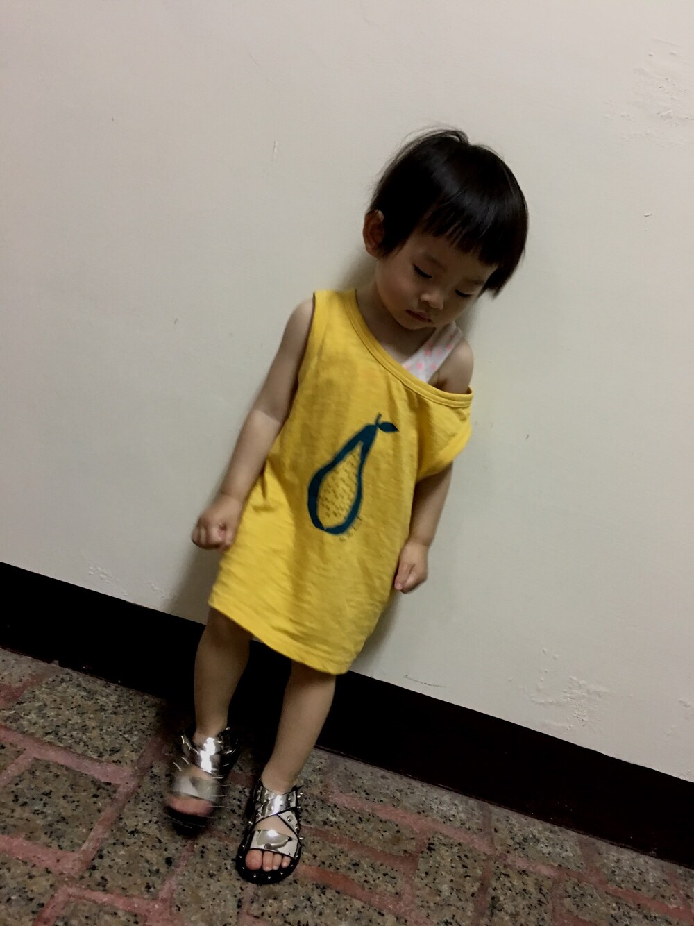「OSHKOSHのアイテム（トップス、ホワイト系）」を使った、Hsuan Liさん（キッズ・90cm）の夏コーディネートの1枚目の写真
