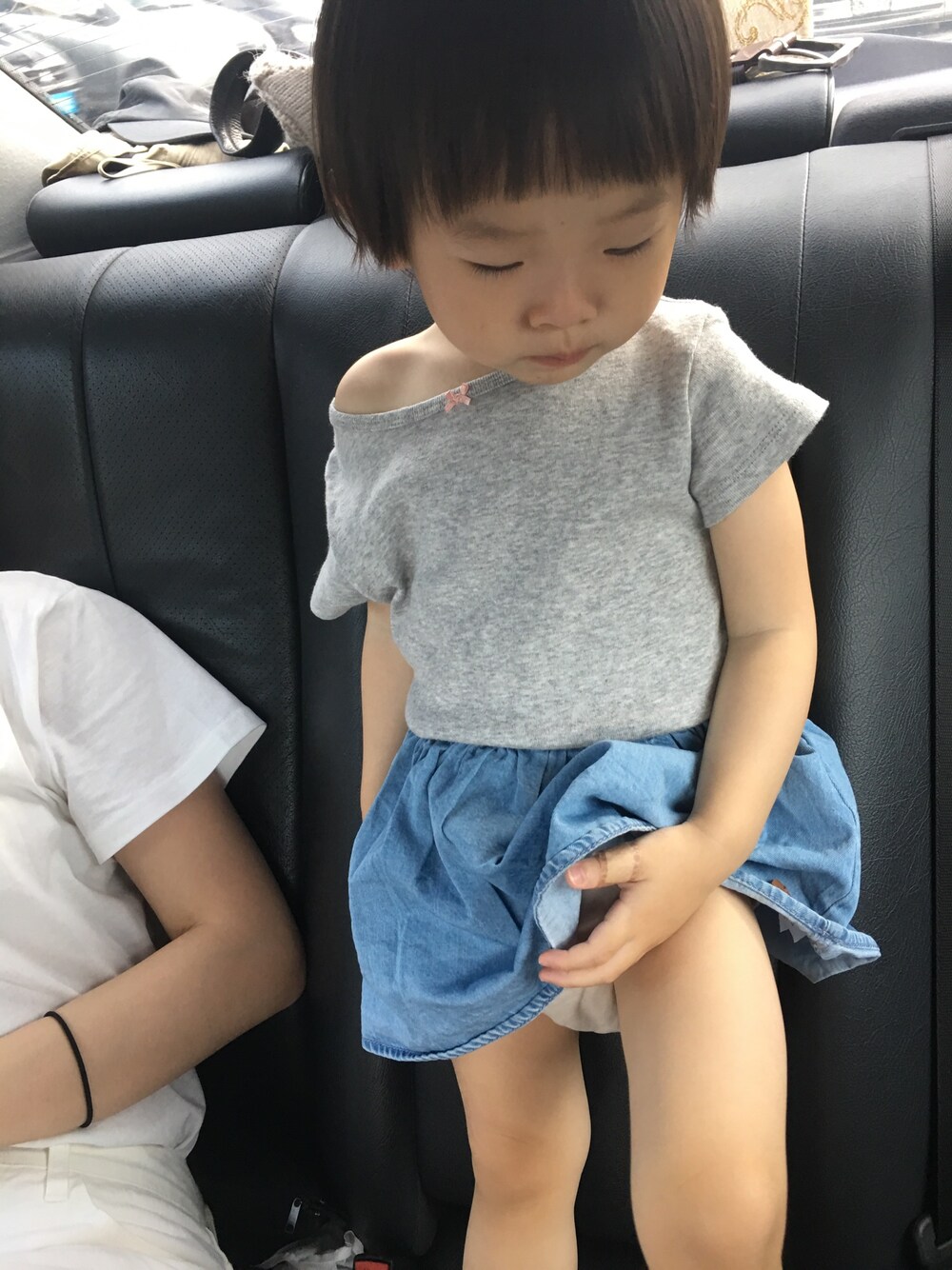 「ZARAのアイテム（Tシャツ/カットソー、グレー系）」を使った、Hsuan Liさん（キッズ・90cm）の夏コーディネートの1枚目の写真