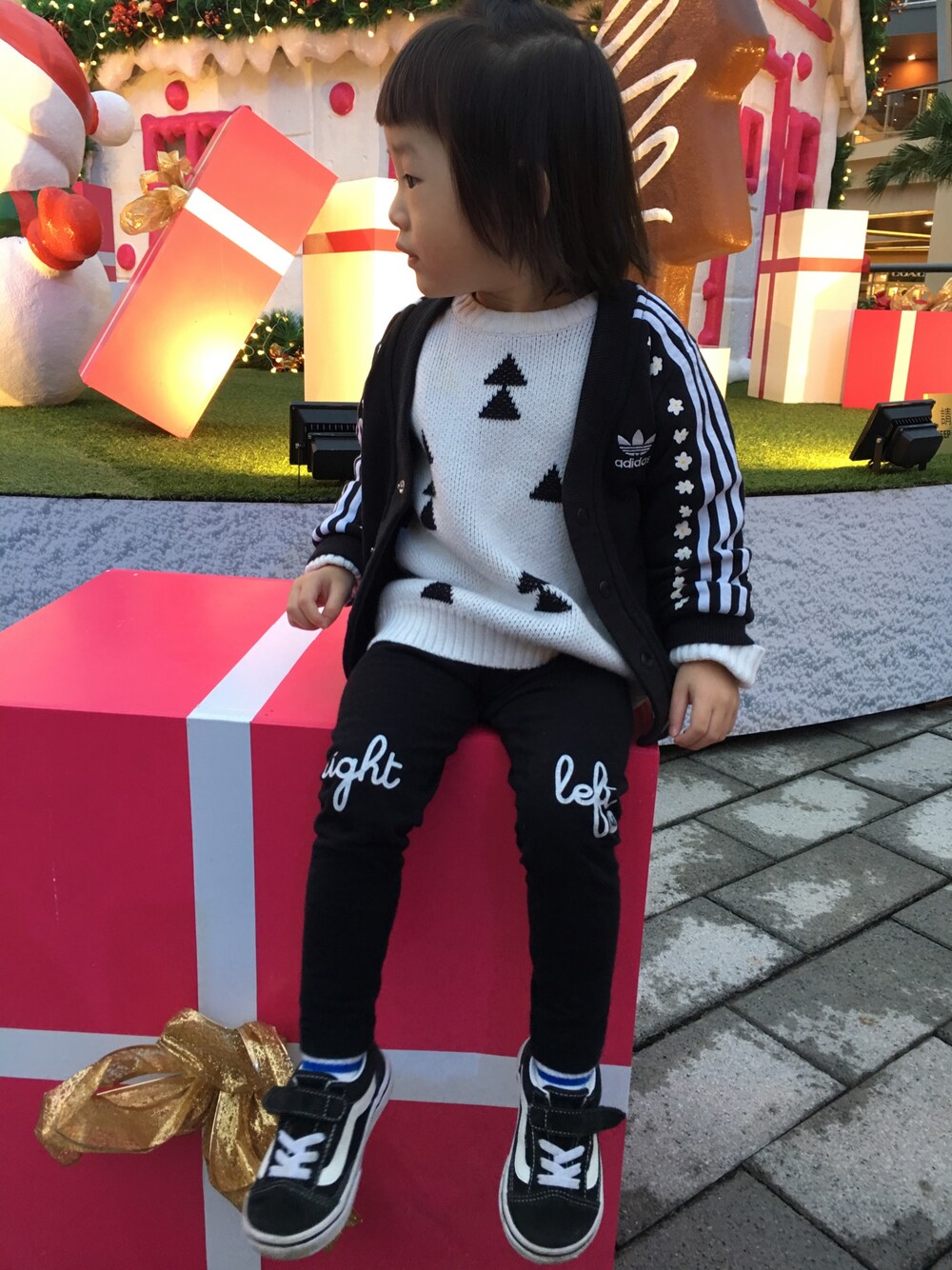 「自售のアイテム（ニット/セーター、ホワイト系）」を使った、Hsuan Liさん（キッズ・90cm）の冬コーディネートの1枚目の写真