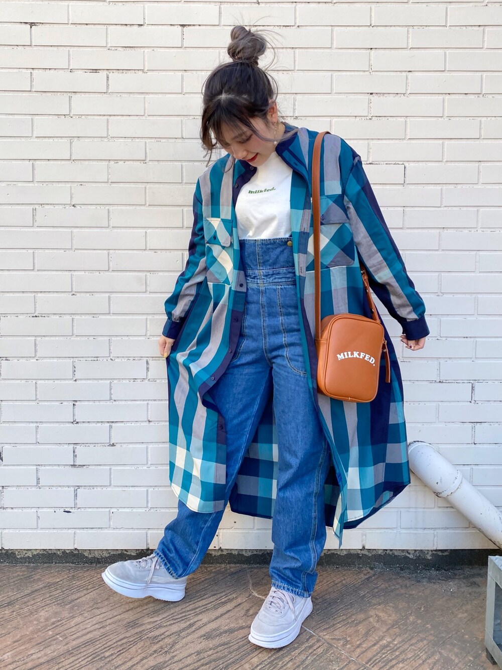 「カジュアル、ブルー、デニムコーデ、サロペット」｜「MILKFED.のDENIM SALOPETTE（サロペット/オーバーオール、ブルー系）」を使った、ﾄ ｻﾞﾄ ﾄ ﾓ子さん（レディース・157cm）の春コーディネートの1枚目の写真