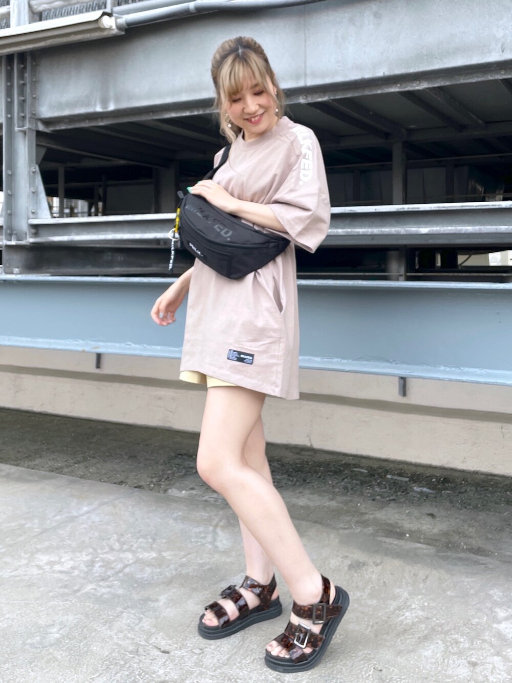 「MILKFED.、チュニック、ベージュ」｜「MILKFED.のSHOULDER LOGO TUNIC（チュニック、ベージュ系）」を使った、ﾄ ｻﾞﾄ ﾄ ﾓ子さん（レディース・157cm）の春コーディネートの1枚目の写真