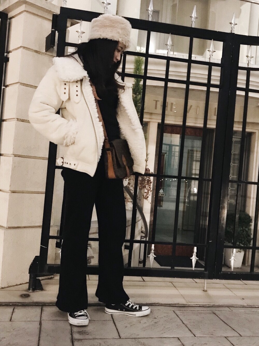 「ootd、murua、SLY、LouisVuitton、converse、表参道、大人カジュアル」｜「CONVERSEのアイテム（スニーカー、ブラック系）」を使った、negishi asukaさん（レディース・162cm）の冬コーディネートの1枚目の写真