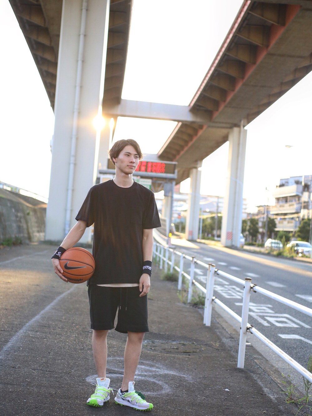 ブラック系のTシャツ/カットソー、ブラック系のその他パンツ、ホワイト系のスニーカーを着用したメンズの夏コーディネートの1枚目の写真