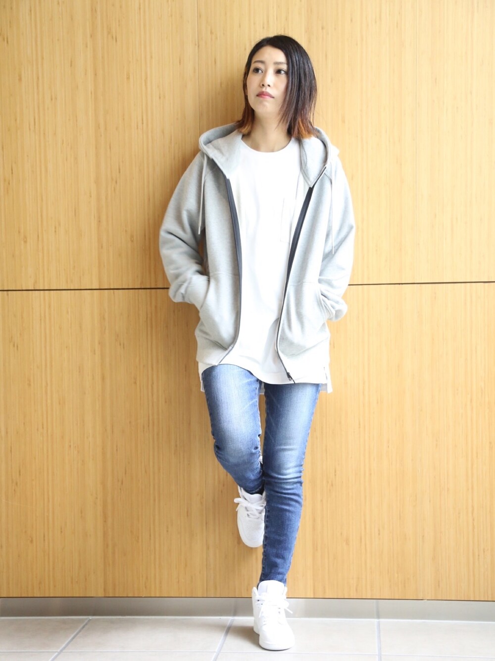 その他のパーカー、その他のTシャツ/カットソー、その他のデニムパンツを着用したメンズの秋コーディネートの1枚目の写真