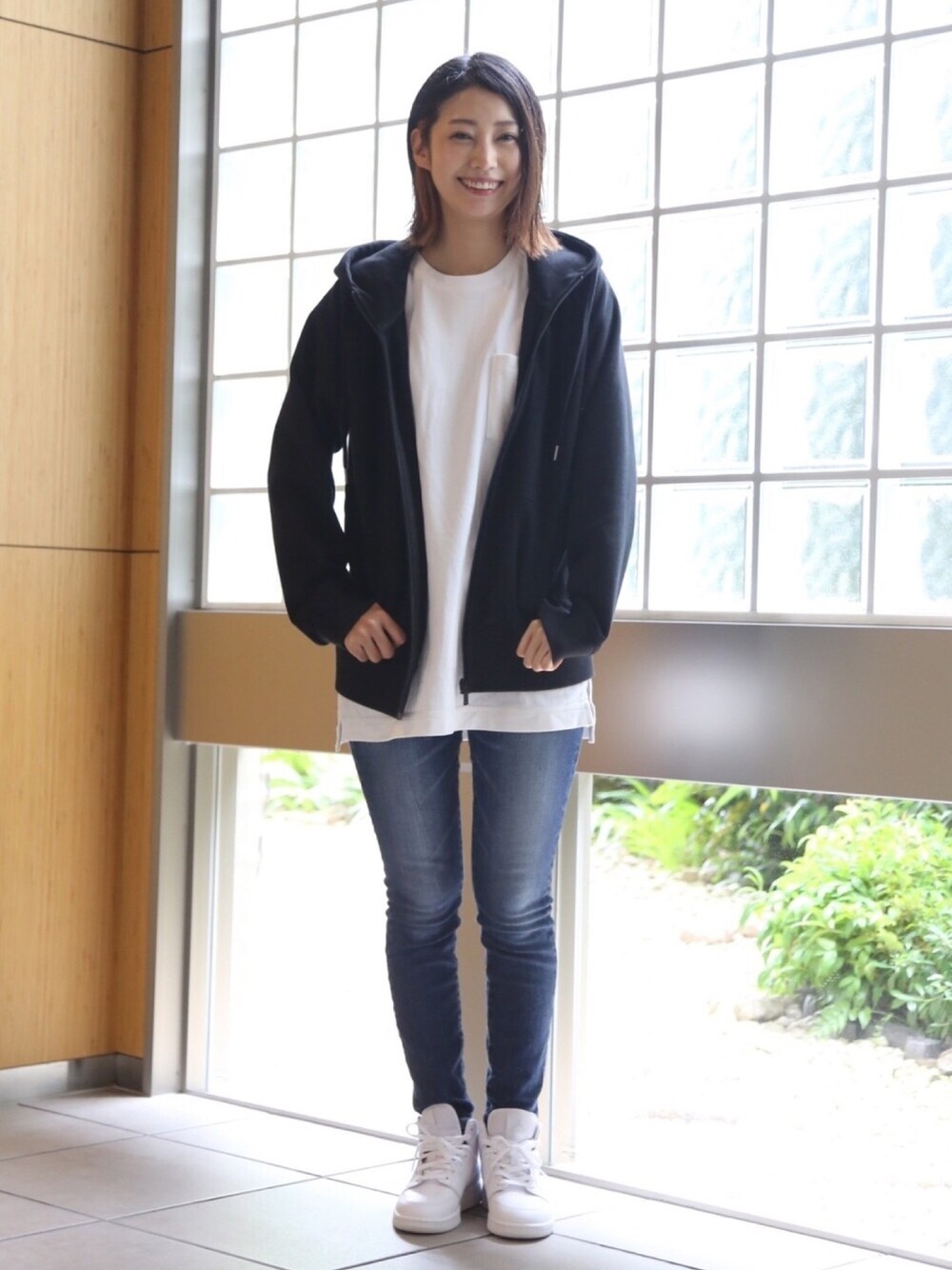 その他のパーカー、その他のTシャツ/カットソー、その他のデニムパンツを着用したメンズの秋コーディネートの1枚目の写真