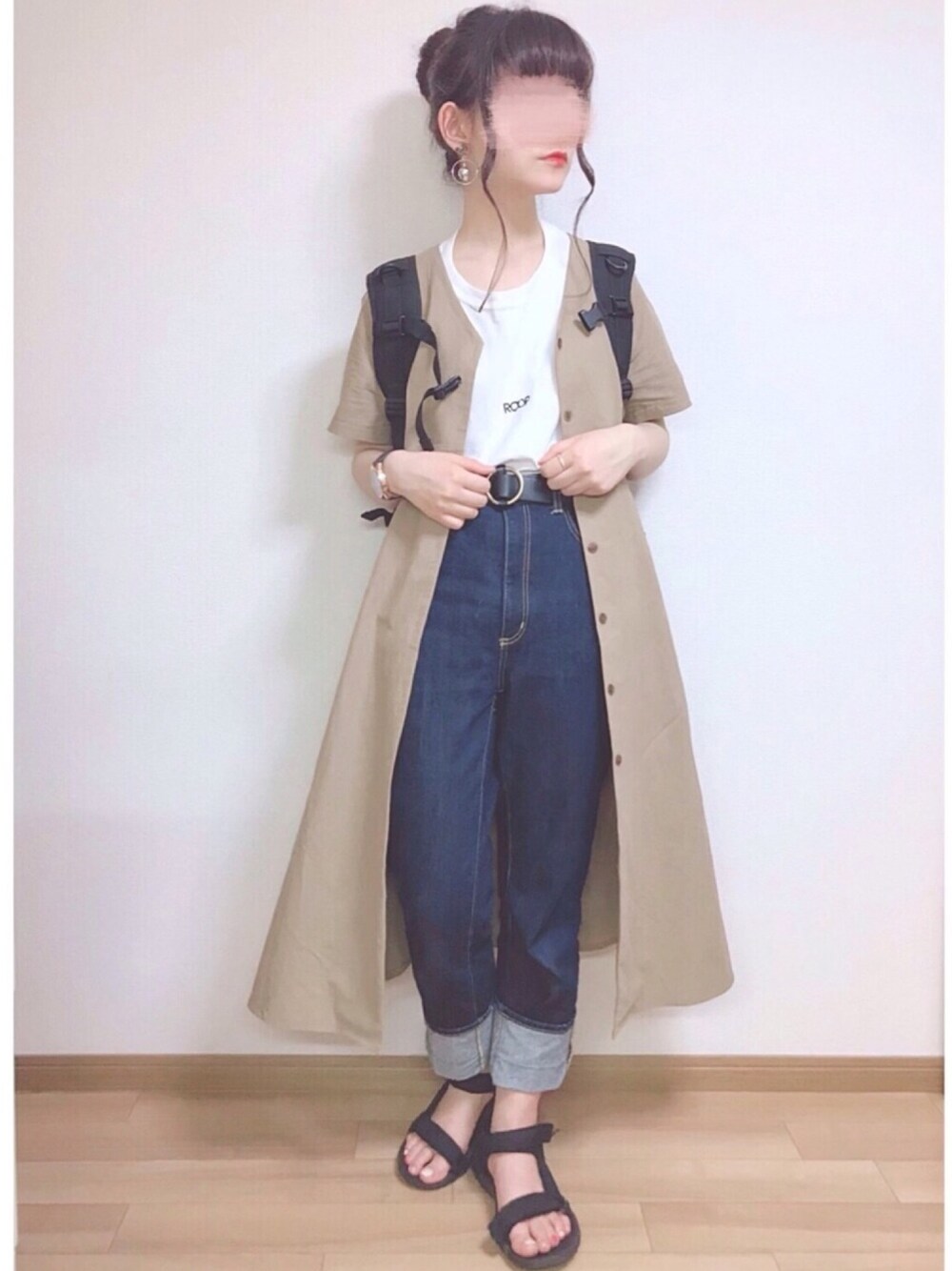 「夏コーデ、dholic、Add+、通学、シャツワンピース、Tシャツ×デニム、ベージュ、低身長、スポーツサンダル、スポーツミックス」｜「DHOLICのストラップVネックボタンワンピース（ワンピース、ベージュ系）」を使った、もも⋆*さん（レディース・155cm）の夏コーディネートの1枚目の写真
