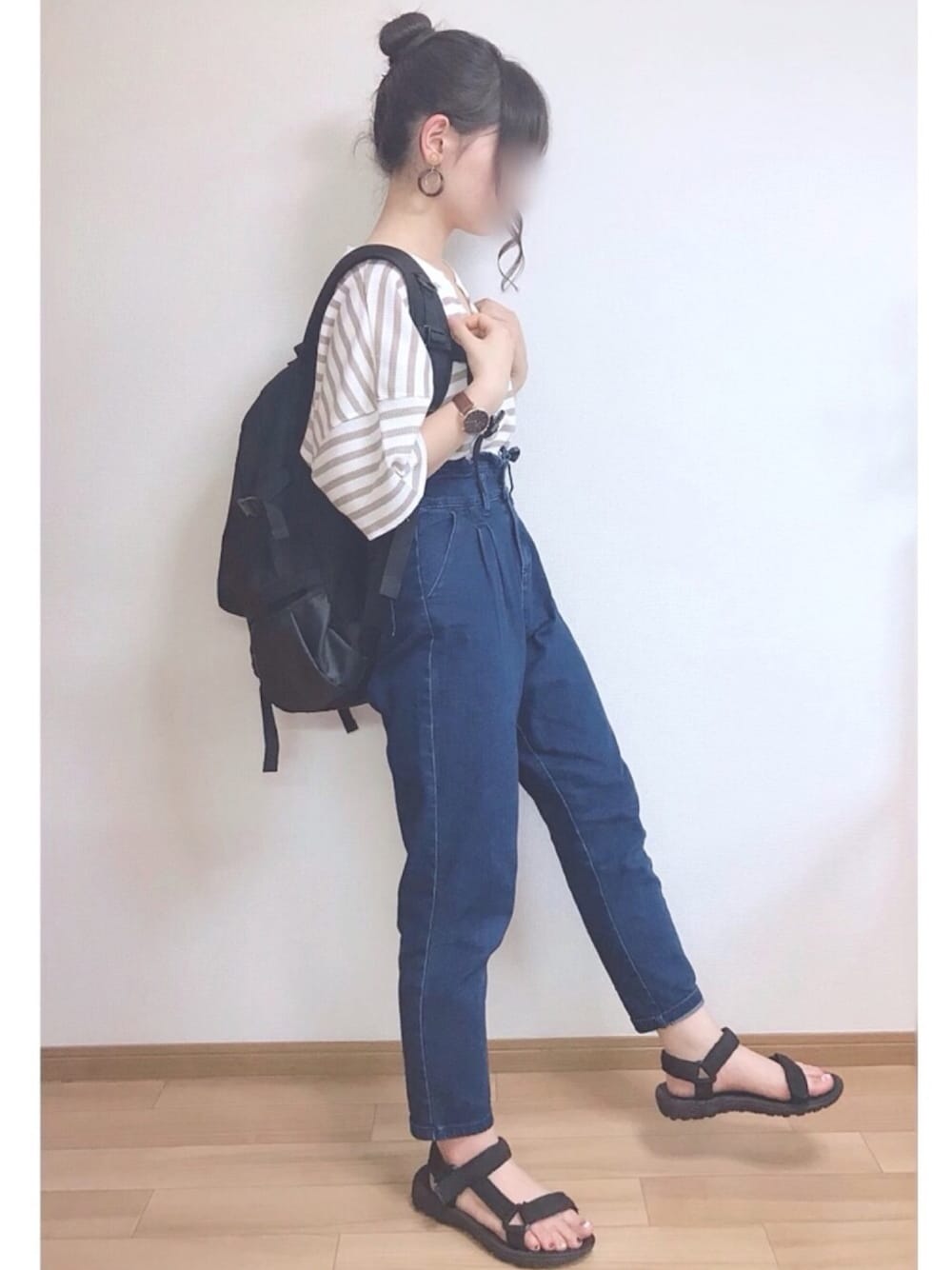 「シンプル、プチプラコーデ、kutir、クティール、Tシャツ×デニム、Tシャツ、低身長、ゆるコーデ、夏コーデ」｜「kutirのワッフルキーネックＴシャツ（Tシャツ/カットソー、ベージュ系）」を使った、もも⋆*さん（レディース・155cm）の夏コーディネートの1枚目の写真