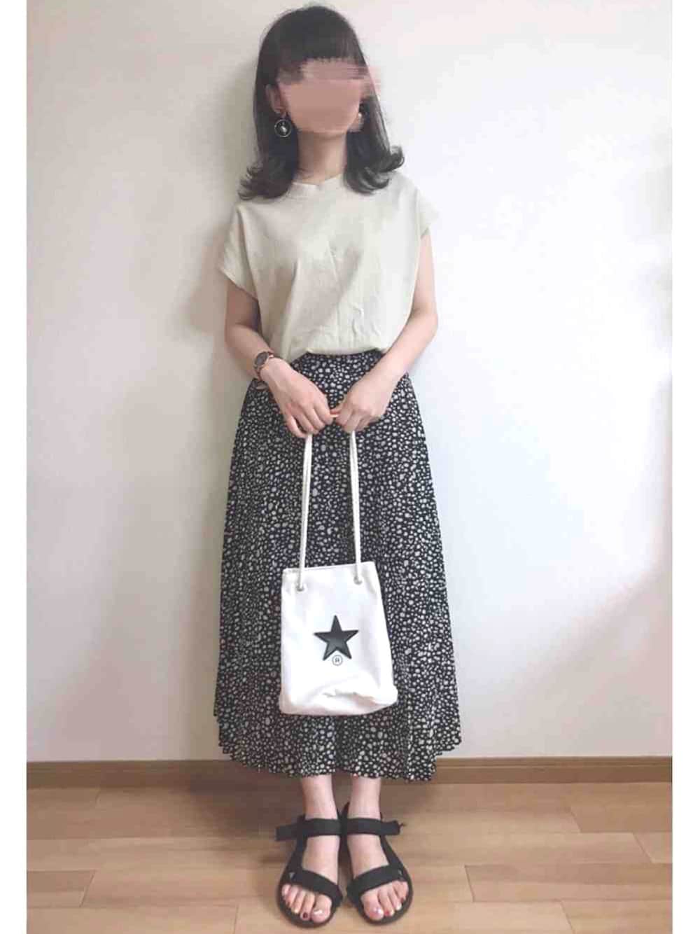 ベージュ系のTシャツ/カットソー、ブラック系のスカート、ブラック系のサンダルを着用したレディースの夏コーディネートの1枚目の写真