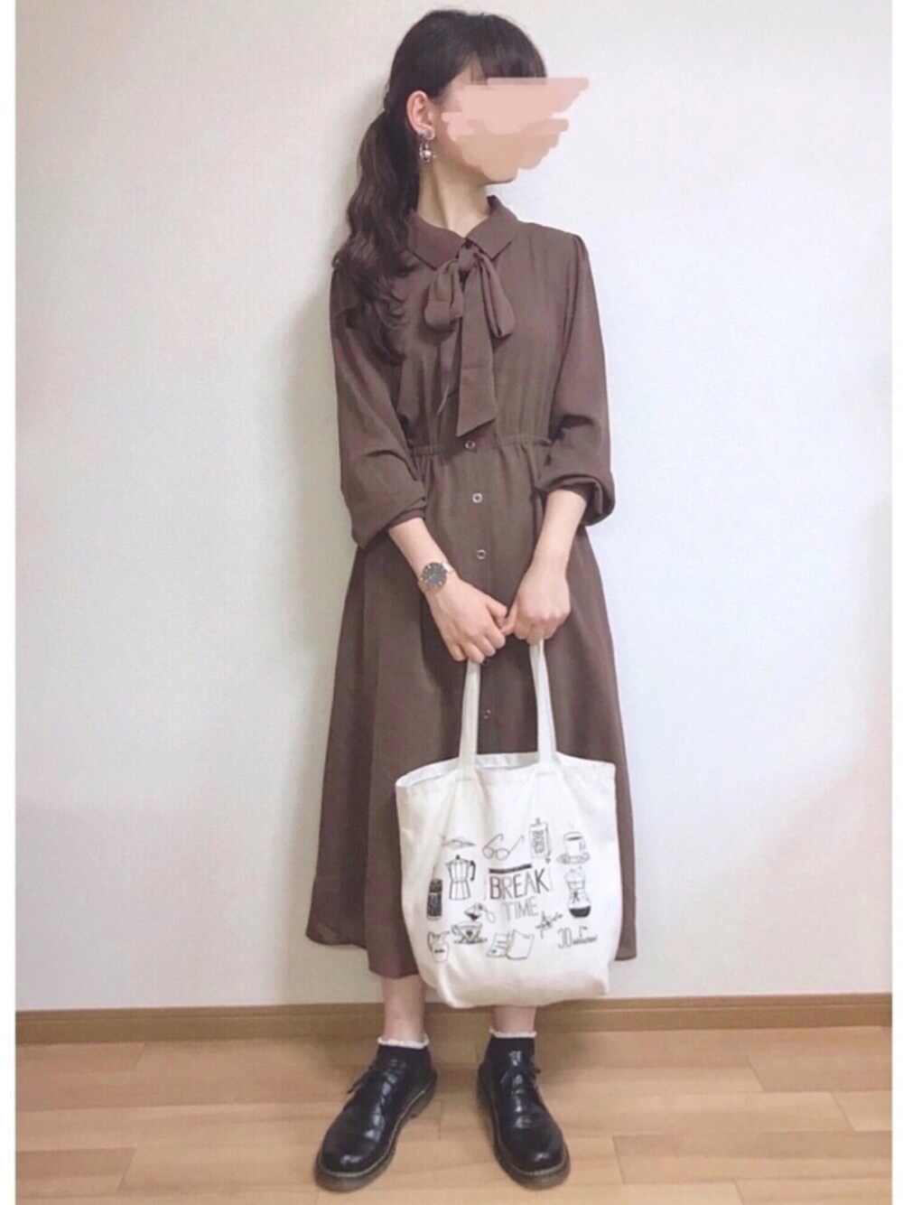 ブラウン系のワンピース、ブラック系のドレスシューズ、ホワイト系のトートバッグを着用したレディースの夏コーディネートの1枚目の写真