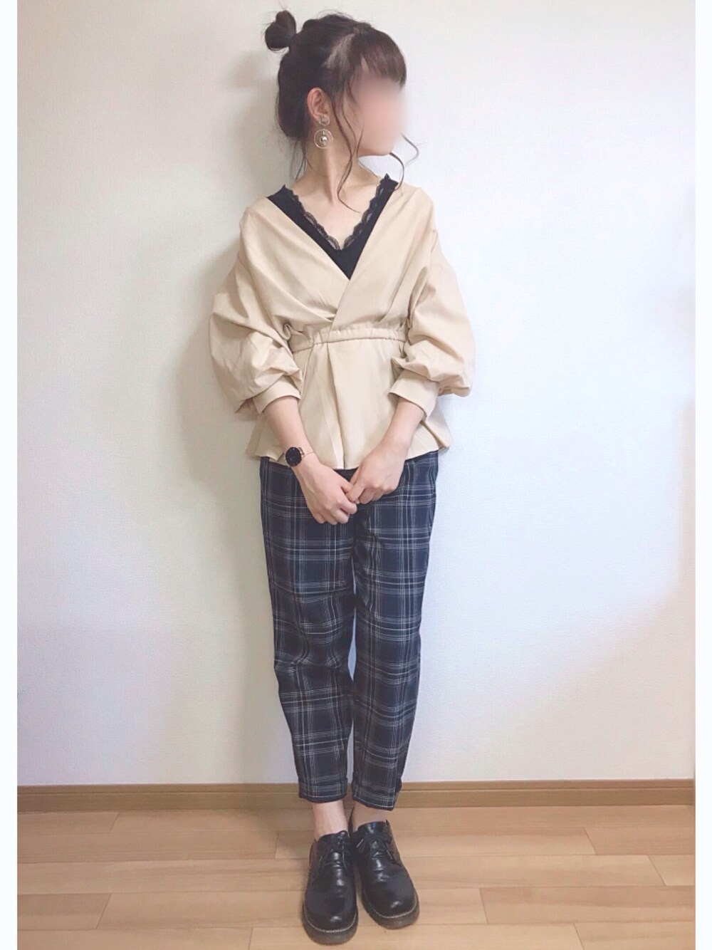 「オトナカジュアル、lagemme、ラジエム、ボリューム袖、プチプラ、低身長、秋コーデ、GU」｜「La-gemmeのカシュクールペプラムブラウス（シャツ/ブラウス、ベージュ系）」を使った、もも⋆*さん（レディース・155cm）の秋コーディネートの1枚目の写真