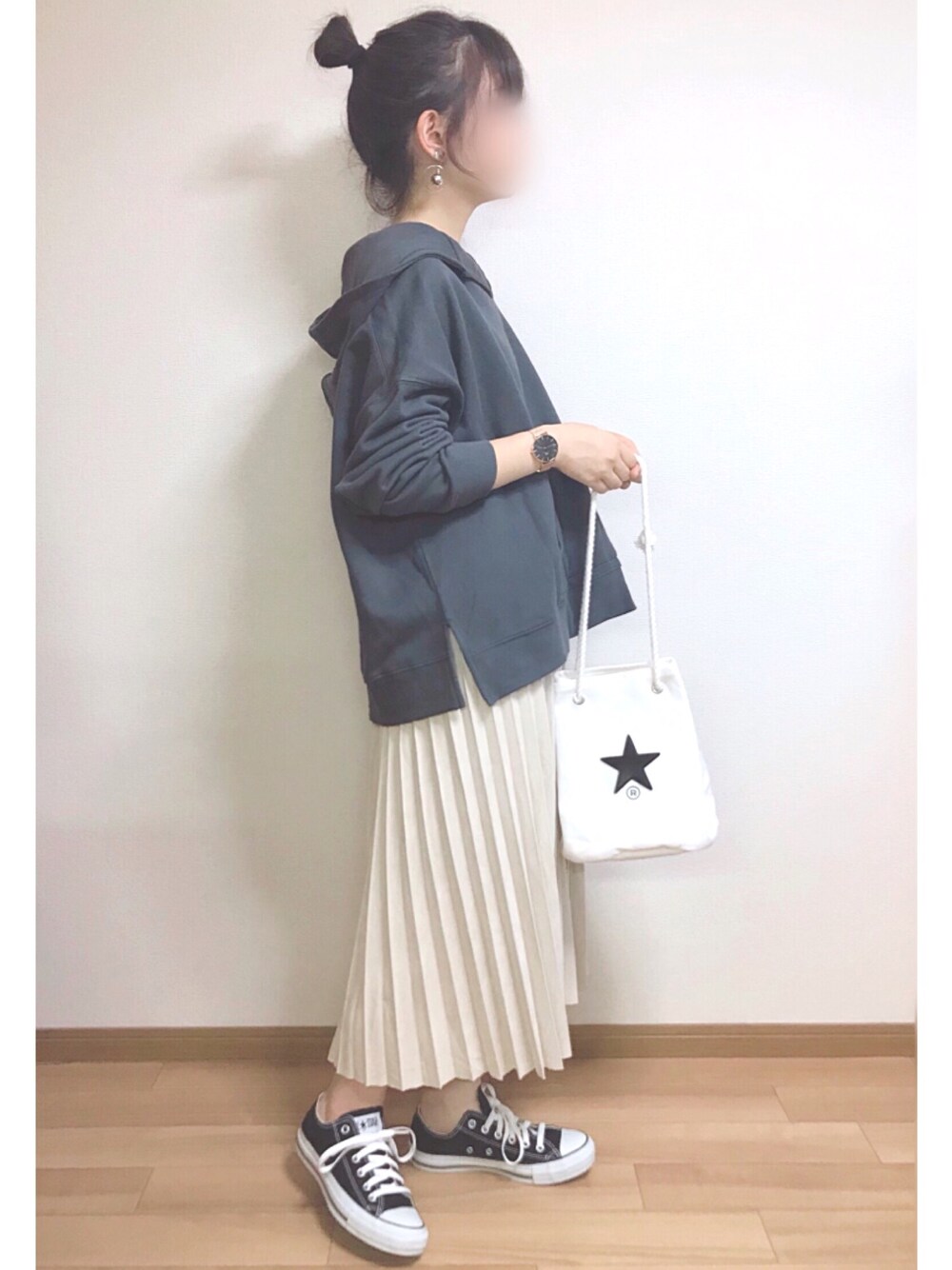 グレー系のスウェット、ベージュ系のスカート、ブラック系のスニーカーを着用したレディースの秋コーディネートの1枚目の写真