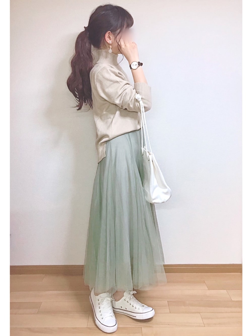 「ラジエム、lagemme、春コーデ、カジュアル、低身長、ミントグリーン、コンバース、ベージュ」｜「La-gemmeのショルダーボタンハイネックニット（カーディガン/ボレロ、ベージュ系）」を使った、もも⋆*さん（レディース・155cm）の冬コーディネートの1枚目の写真