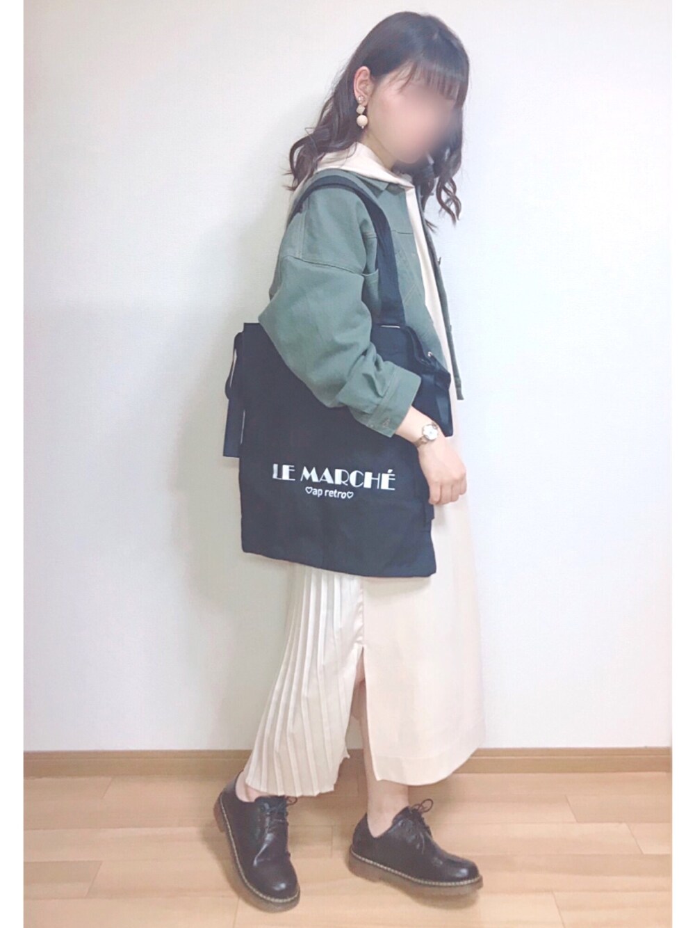 「MAYSON GREY、メイソングレイ、プリーツワンピース、デニムジャケット、chocomee、ちょこみー、きれいめカジュアル、低身長、apretro」｜「MAYSON GREYの【socolla】バックプリーツワンピース（ワンピース、ベージュ系）」を使った、もも⋆*さん（レディース・155cm）の春コーディネートの1枚目の写真