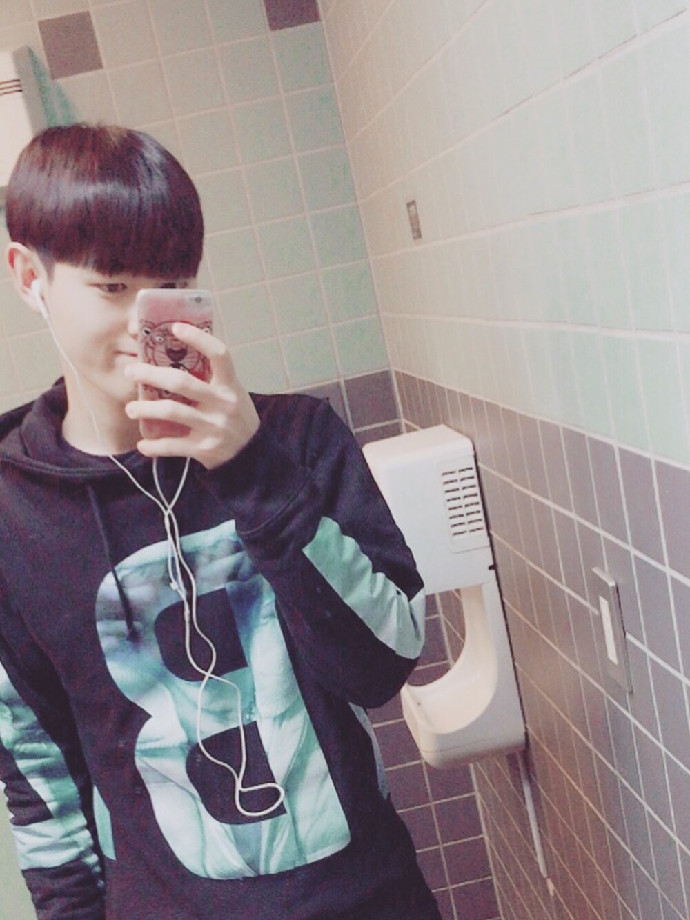 「instagram、hba、HOOD BY AIR、パーカー、韓国ファッション、ブラック、大学生、street、原宿、KENZO」｜「HOOD BY AIRのアイテム（パーカー、ブラック系）」を使った、とも( 토모 )さん（メンズ・179cm）の冬コーディネートの1枚目の写真