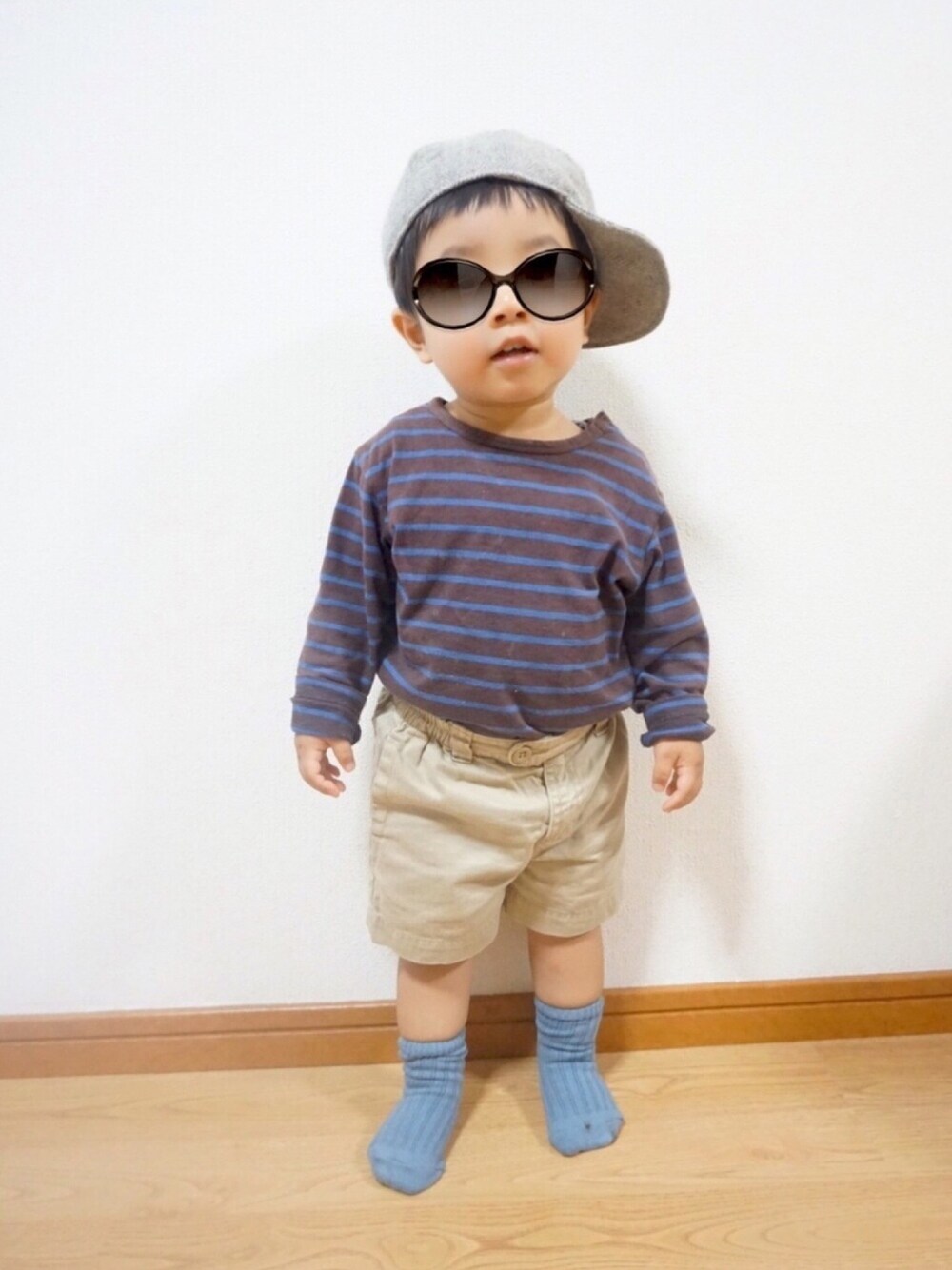 「おとこのこ、1歳、80cm、90cm、キッズファッション、ベビーファッション、ロンT、シンプル、男の子コーデ、くすみブルー」｜「無印良品のアイテム（Tシャツ/カットソー、ブラウン系）」を使った、fufumaさん（キッズ・80cm）の秋コーディネートの1枚目の写真