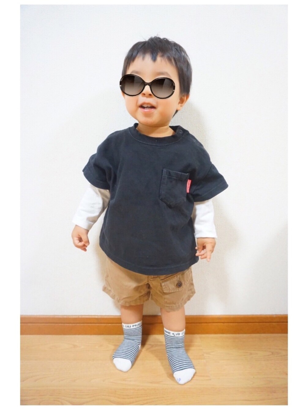 「キッズファッション、おとこのこ、男の子、シンプルコーデ、1歳、BREEZE、Polo Ralph Lauren、COMME CA DU MODE、Tシャツ、ボーダー靴下」｜「BREEZEの/BIGシルエットTシャツ（Tシャツ/カットソー、ブラック系）」を使った、fufumaさん（キッズ・80cm）の秋コーディネートの1枚目の写真