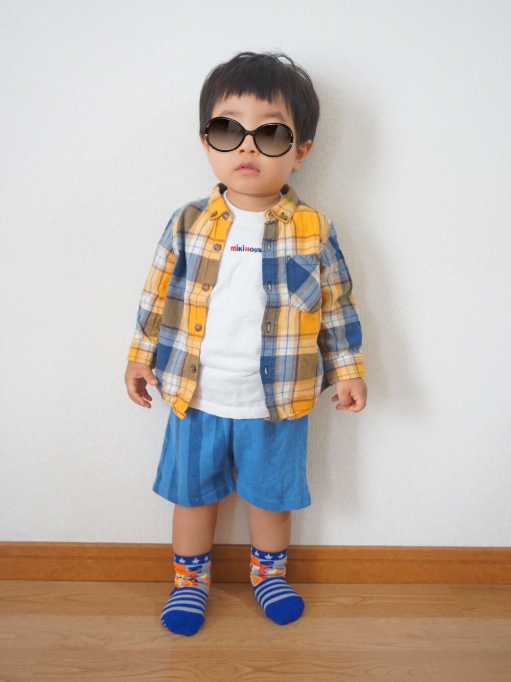 「キッズコーデ、おとこのこ、男の子コーデ、1歳、80cm、チェックシャツ、チェック、白Tシャツ、ミキハウス、next」｜「MIKI HOUSEのミキハウス　ロゴ刺しゅう入り半袖Ｔシャツ（Tシャツ/カットソー、ホワイト系）」を使った、fufumaさん（キッズ・80cm）の秋コーディネートの1枚目の写真