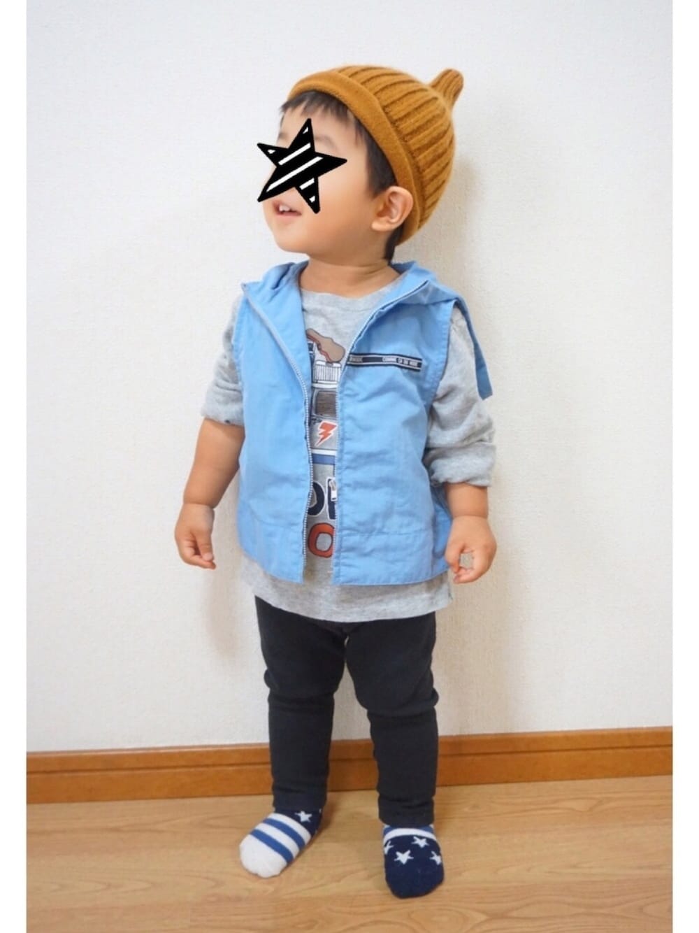 「秋のコーデ、ロンT、男の子コーデ、キッズファッション、ベスト、トンガリ帽子、ニット帽、1歳、80cm、休日スタイル」｜「babyGAPのアイテム（Tシャツ/カットソー、グレー系）」を使った、fufumaさん（キッズ・80cm）の秋コーディネートの1枚目の写真