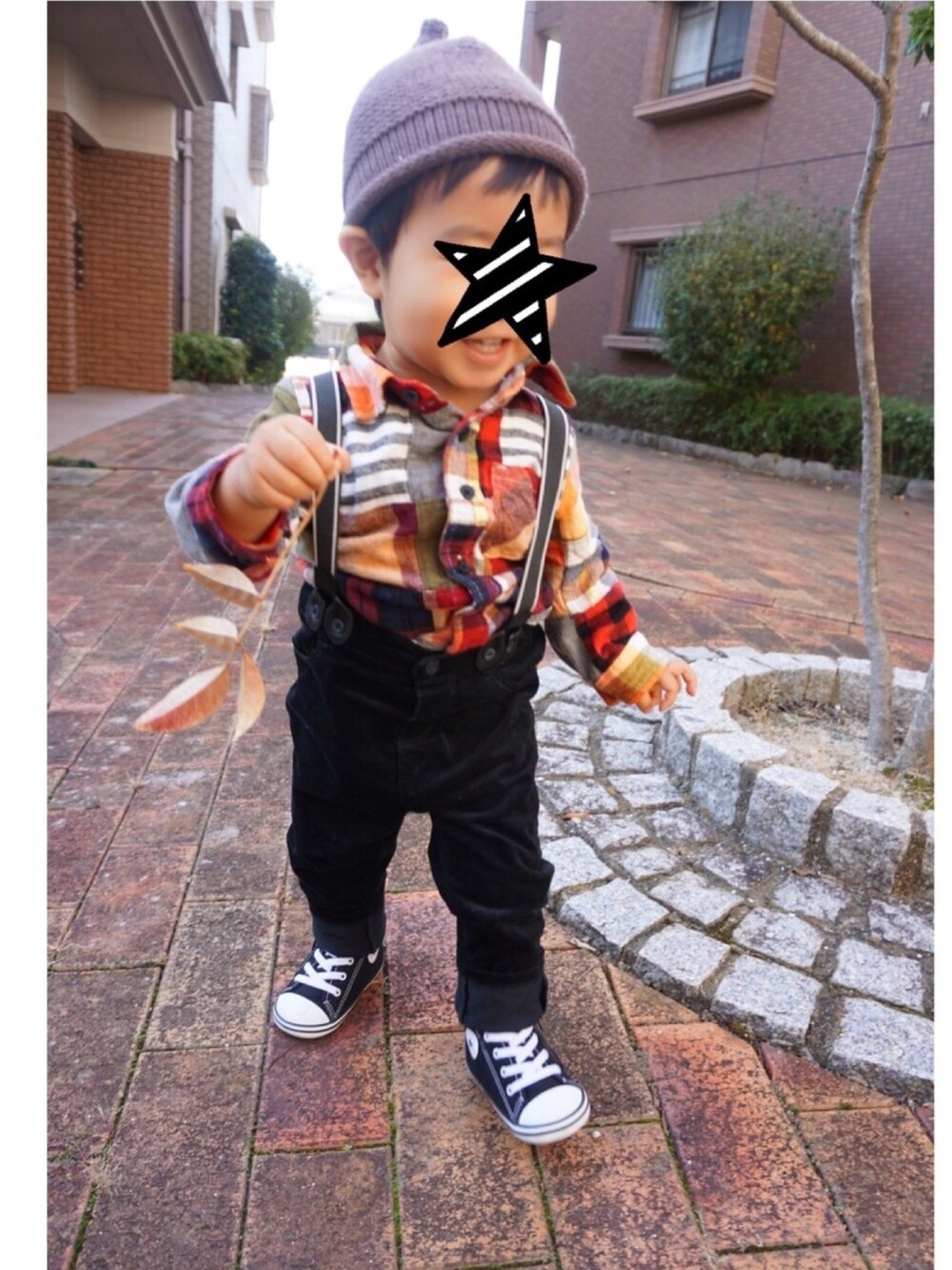 「ハイカットスニーカー、休日スタイル、秋コーデ、コンバース、converse、黒スキニー、ニット帽、スニーカー、チェックシャツ、男の子」｜「tete a teteのアイテム（帽子、ブラウン系）」を使った、fufumaさん（キッズ・80cm）の秋コーディネートの1枚目の写真