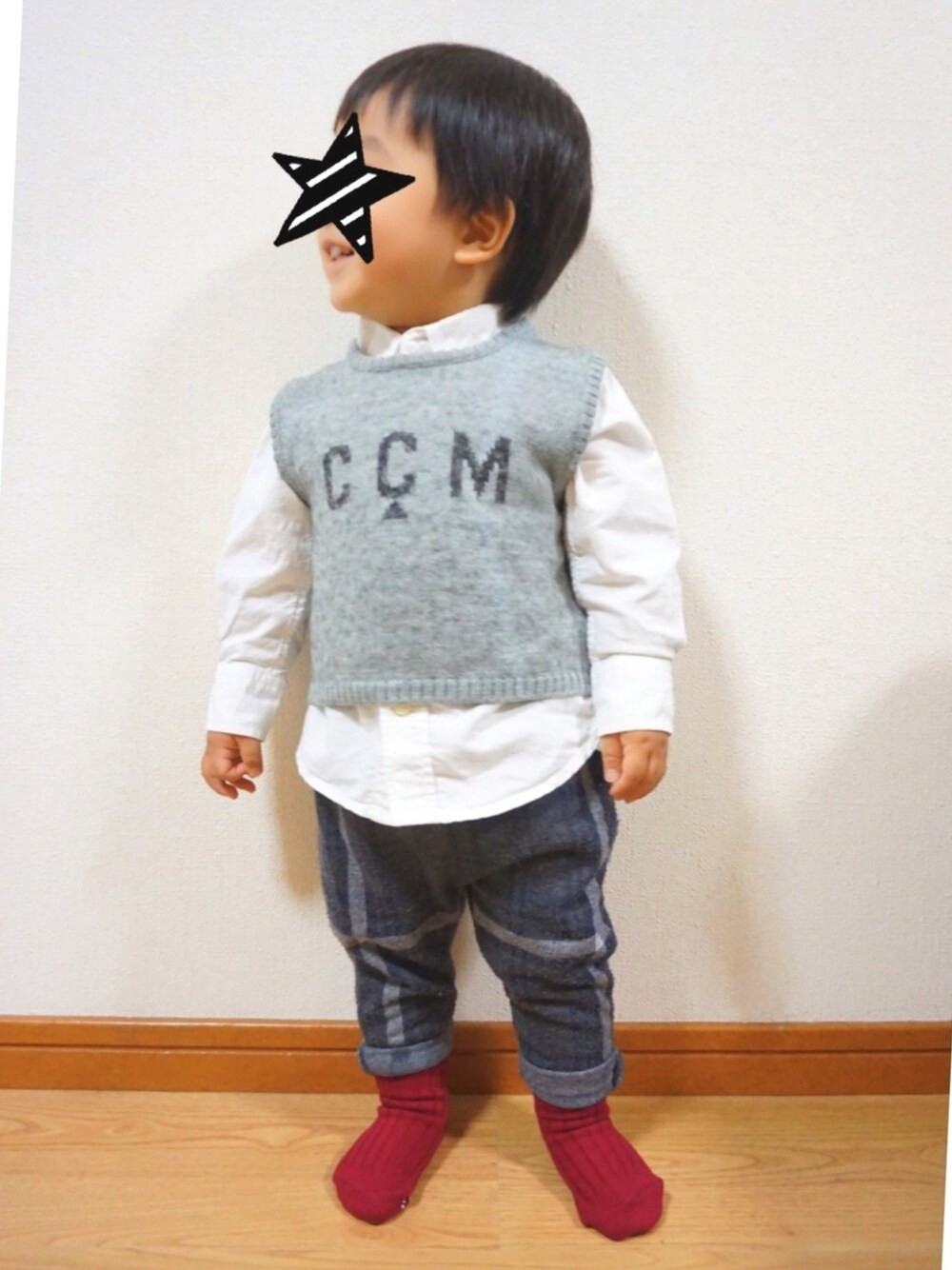 「ニットベスト、秋コーデ、チエックパンツ、チェック柄に恋してる、むすこーで、1歳、80cm、おでかけ、男の子、おとこのこ」｜「COMME CA DU MODEのアイテム（ベスト、グレー系）」を使った、fufumaさん（キッズ・80cm）の秋コーディネートの1枚目の写真