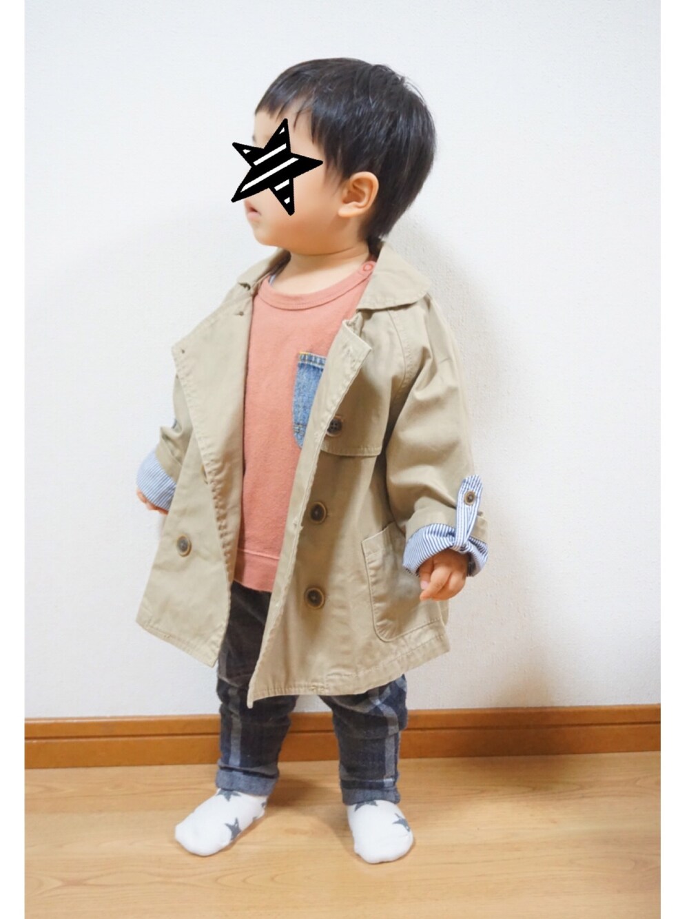 「トレンチコート、プティマイン、petit main、green label relaxing、ピンク、ピンク男子、チェックパンツ、チェック、チェック柄に恋してる、男の子」｜「green label relaxingのアイテム（トレンチコート、ベージュ系）」を使った、fufumaさん（キッズ・80cm）の秋コーディネートの1枚目の写真