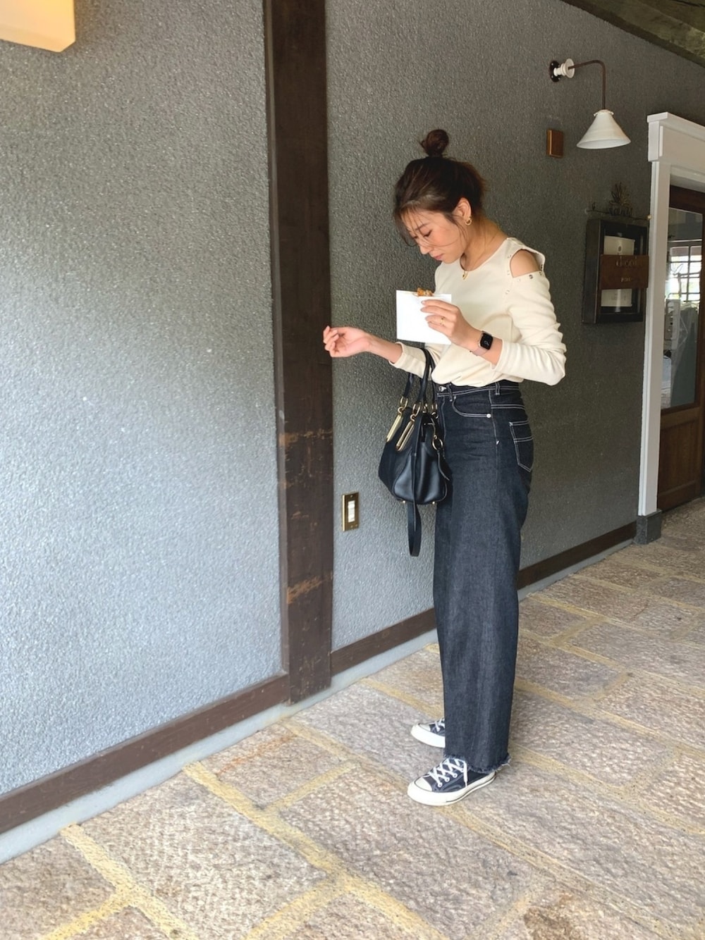 「オトナカジュアル、ootd、スニーカー、converse、オトナ女子、デニム、カジュアル、ベージュ、今日のコーデ、高身長女子」｜「FREAK'S STOREのネップテレコスリットショルダートップス（Tシャツ/カットソー、ホワイト系）」を使った、ゆきさん（レディース・171cm）の秋コーディネートの1枚目の写真