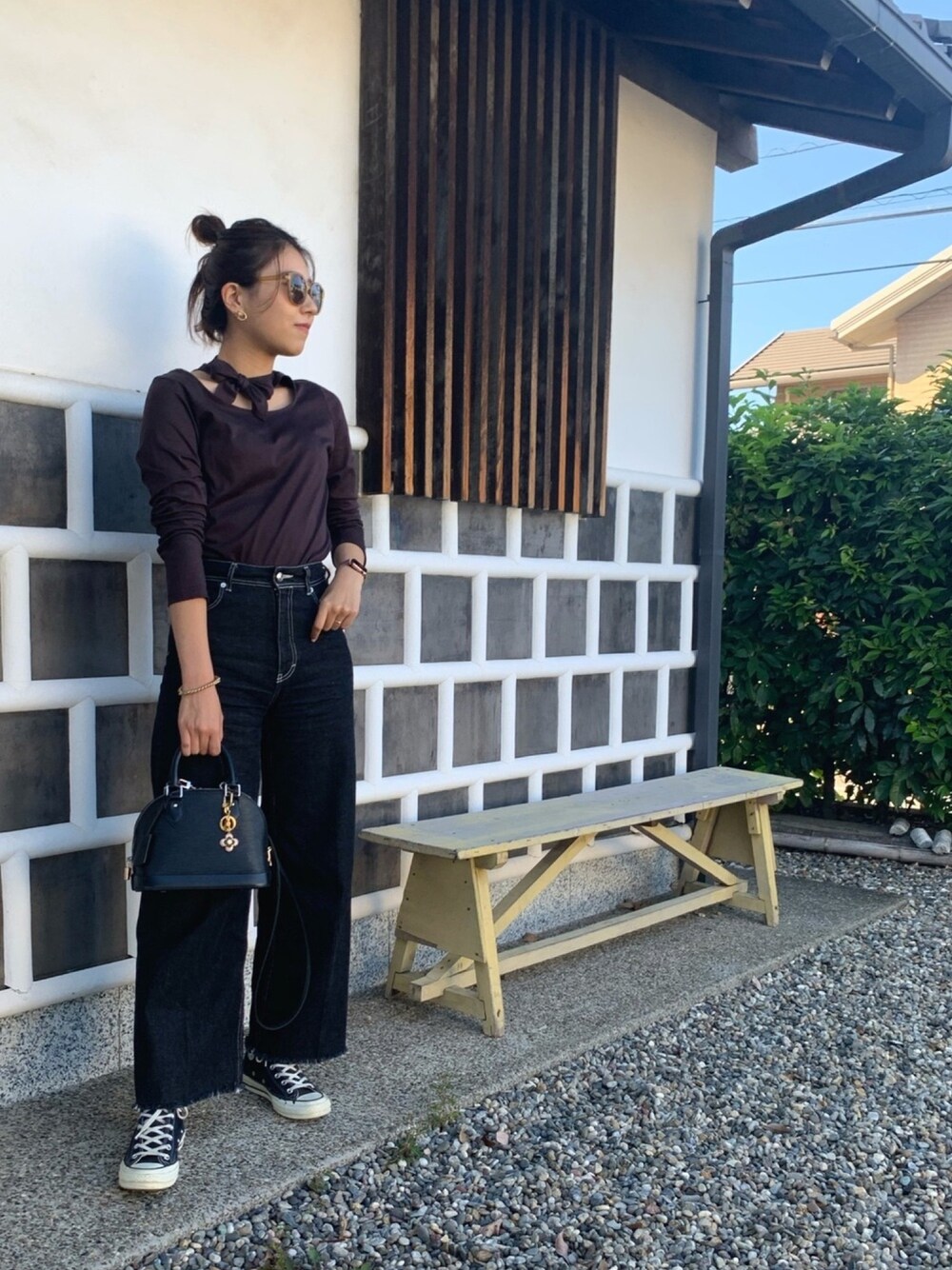 「converse、シンプル、デニム、ootd、秋服、カジュアルコーデ、今日のコーデ、キレイめ、大人カジュアル、秋のコーデ」｜「SALON adam et rope'のアイテム（サングラス、イエロー系）」を使った、ゆきさん（レディース・171cm）の秋コーディネートの1枚目の写真