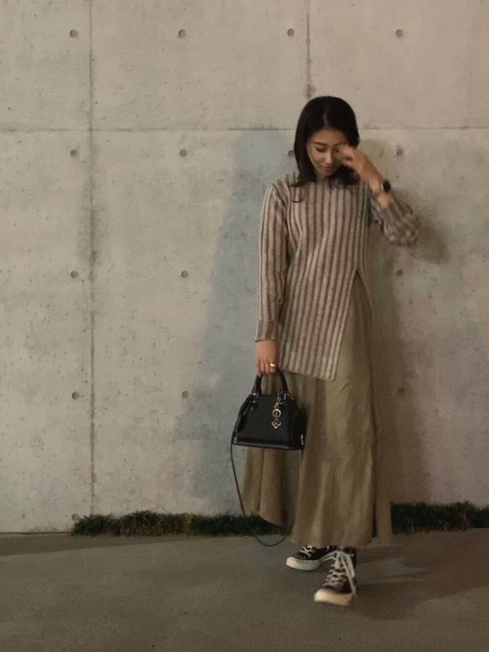 「秋コーデ、秋服、きれいめカジュアル、大人カジュアル、ショルダーバッグ、converse、ニット、フレアスカート、ワントーンコーデ、キレイめ」｜「SLOBE citron.のSLOBE citron. バイカラーリブニットプルオーバー◆（ニット/セーター、ベージュ系）」を使った、ゆきさん（レディース・170cm）の秋コーディネートの1枚目の写真