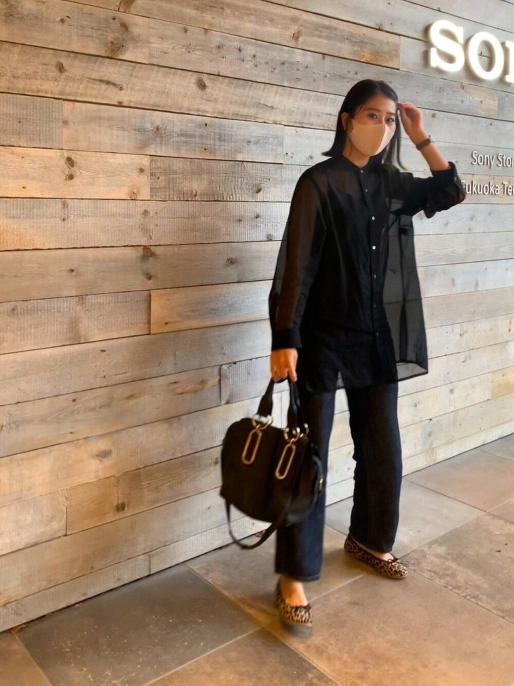 「春コーデ、シンプルコーデ、休日スタイル、大人女子、ラクチンコーデ、デニム、今日のコーデ、ゆるコーデ、シアーシャツ、ootd」｜「BEAUTY&YOUTH UNITED ARROWSのBY コットンオーガンジーバンドカラーシャツ2  ◆（シャツ/ブラウス、ブラック系）」を使った、ゆきさん（レディース・170cm）の春コーディネートの1枚目の写真