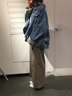 「リメイクデニム」｜「アイテム（スニーカー）」を使った、t☺︎m☺︎さん（レディース・168cm）の秋コーディネート
