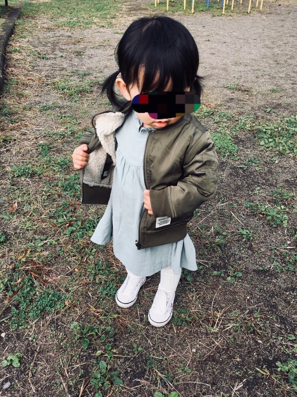 「秋冬コーデ、秋冬、キッズコーデ、1歳6ヶ月、おんなのこ、おんなのこコーデ、ワンピース、白タイツ」｜「BEAMSのアイテム（ミリタリージャケット、グリーン系）」を使った、kylieさん（キッズ・80cm）の秋コーディネートの1枚目の写真