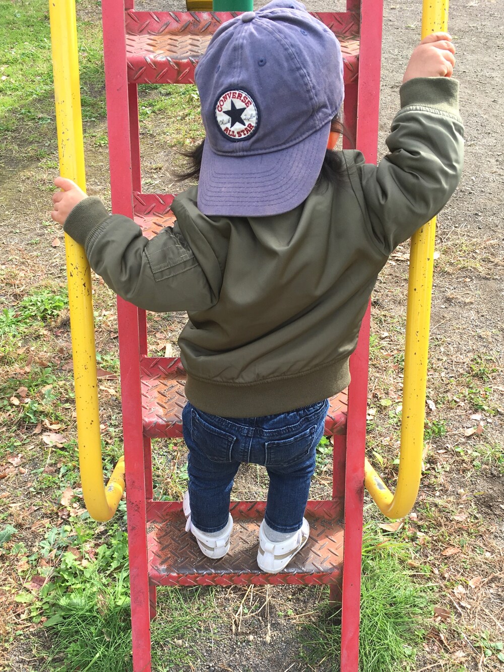 「女の子、秋コーデ、キッズ、1歳6ヶ月、女の子コーデ」｜「CONVERSEのアイテム（キャップ、ブルー系）」を使った、kylieさん（キッズ・80cm）の秋コーディネートの1枚目の写真
