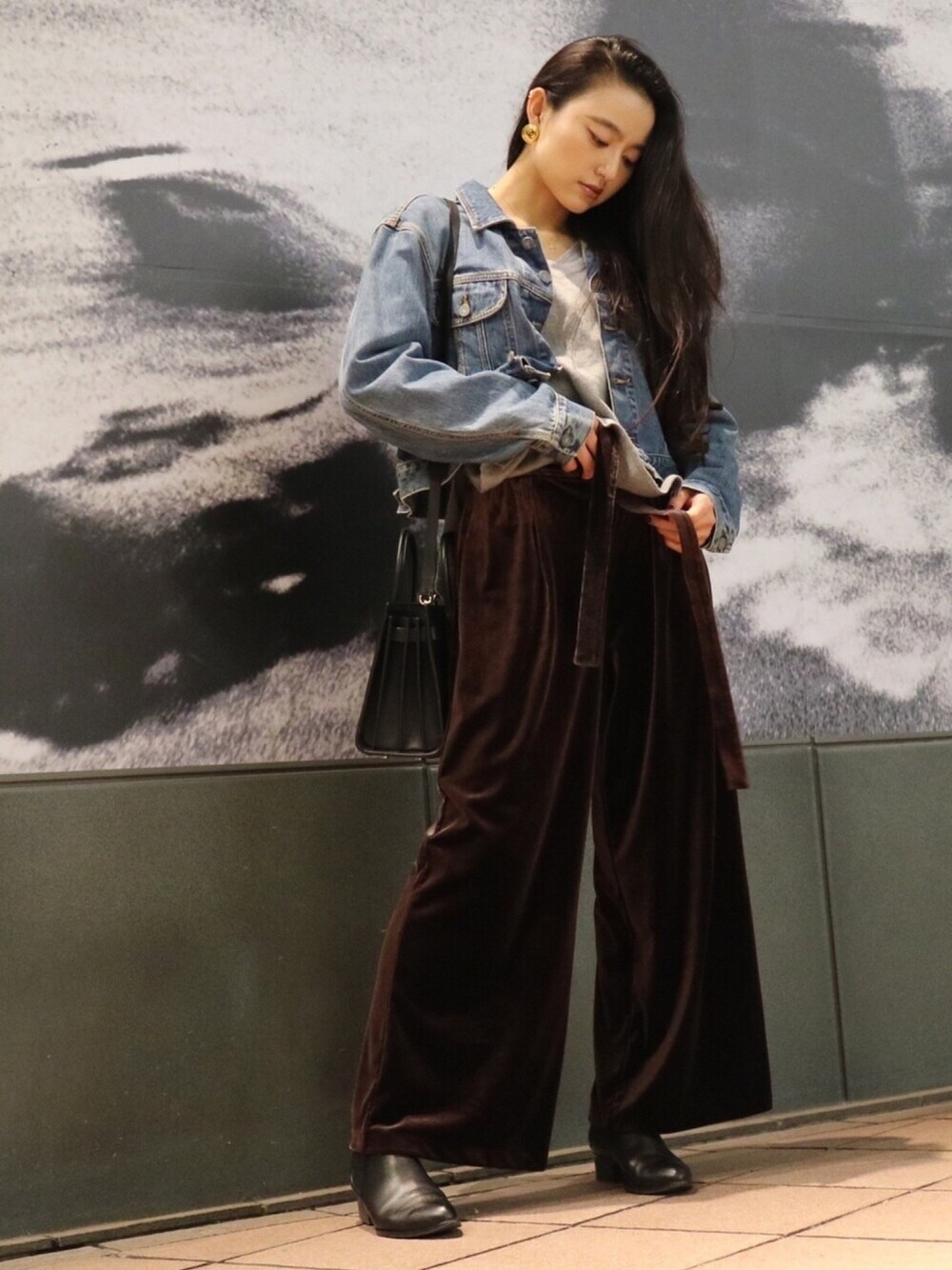 「デニム、ベロア、ワイドパンツ、オトナカジュアル、Gジャン、denim、オトナ女子、パンツスタイル、シンプル、ラクチンコーデ」｜「GUのアイテム（その他パンツ、ブラウン系）」を使った、Tomomi💋さん（レディース・161cm）の春コーディネートの1枚目の写真