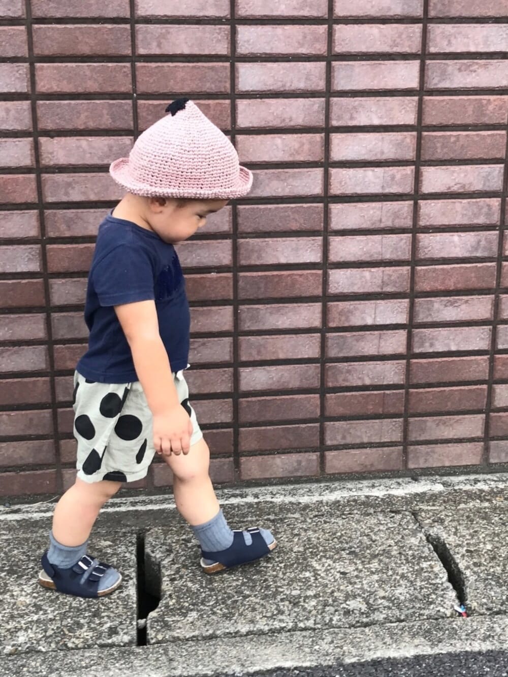 「キッズコーデ、kids、ドット、どんぐり帽、サンダル、サンダル×靴下、星」｜「green label relaxingの【BABY】テンジク サガラエンブレムTシャツ（Tシャツ/カットソー、ブルー系）」を使った、pecoEMさん（キッズ・90cm）の夏コーディネートの1枚目の写真