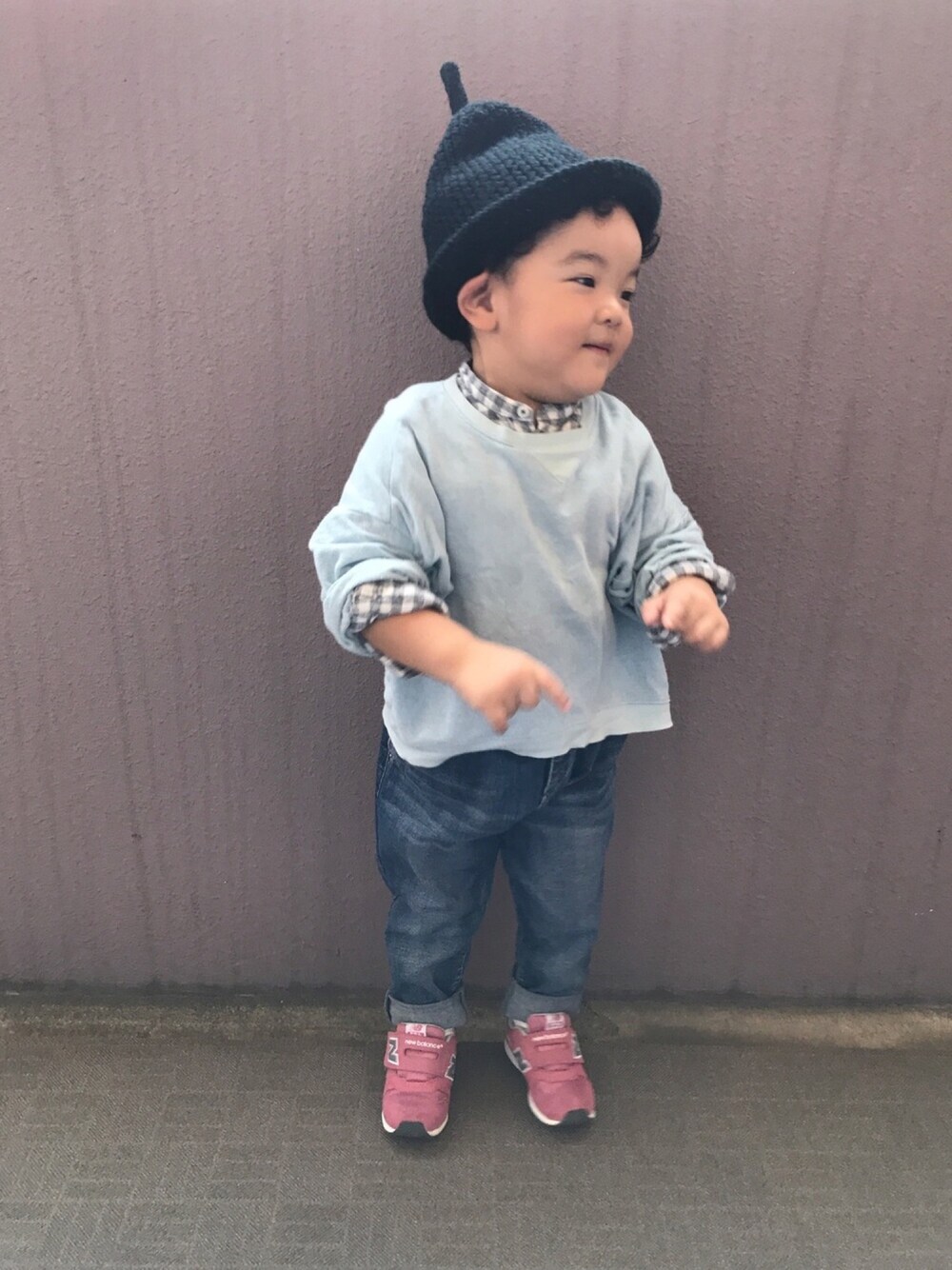 「キッズコーデ、kids、小人帽、パステルカラー、デニム、ピンクスニーカー」｜「tokio.bouのアイテム（ニットキャップ/ビーニー、ブラック系）」を使った、pecoEMさん（キッズ・100cm）の秋コーディネートの1枚目の写真