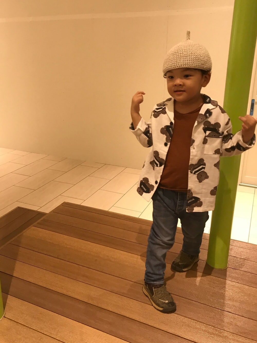 「キッズコーデ、kids、ルームウェア、くまさん、シャツスタイル、ブラウン」｜「gelato piqueのアイテム（ルームウェア/パジャマ、ホワイト系）」を使った、pecoEMさん（キッズ・110cm）の秋コーディネートの1枚目の写真