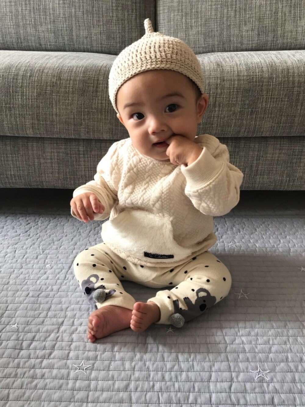 「ベビーコーデ、キッズコーデ、kids、オールホワイト、コアラ、どんぐり帽、男の子」｜「Handmadeのアイテム（帽子、ベージュ系）」を使った、pecoEMさん（キッズ・70cm）の秋コーディネートの1枚目の写真