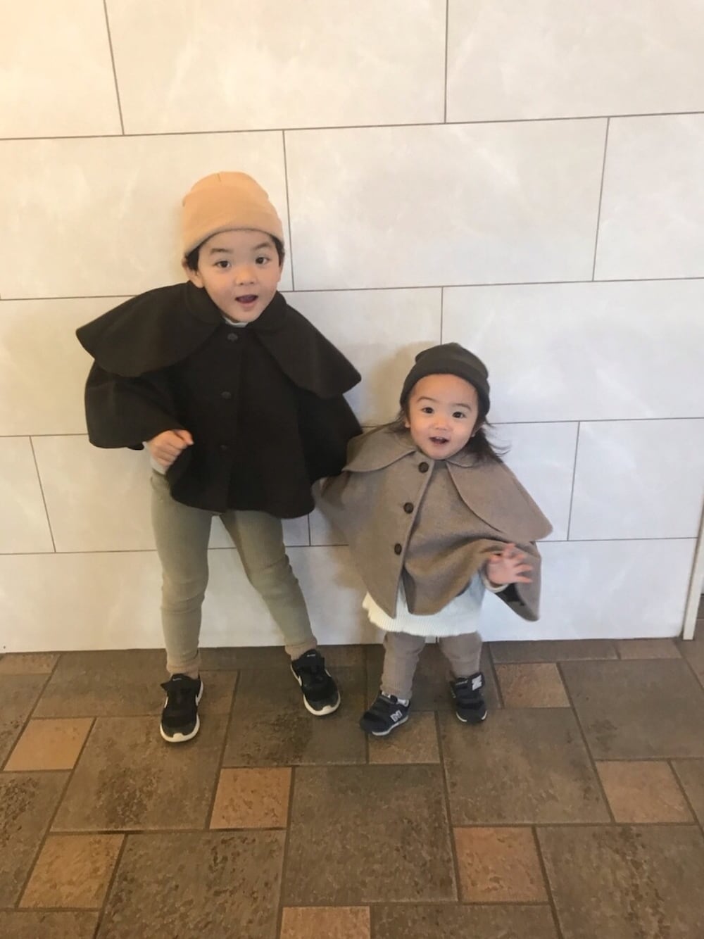 「男の子、おとこのこ、兄弟コーディネート、ポンチョ、ブラウン、ニット帽、フレンチカジュアル、5歳、1歳、キッズコーデ」｜「韓国子供服のアイテム（ポンチョ、ブラウン系）」を使った、pecoEMさん（キッズ・110cm）の冬コーディネートの1枚目の写真
