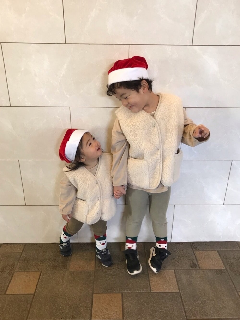「クリスマス、クリスマスコーデ、サンタクロース、キッズコーデ、おとこのこ、兄弟コーディネート、ボア」｜「韓国子供服のアイテム（ジャケット/アウター、ホワイト系）」を使った、pecoEMさん（キッズ・110cm）の冬コーディネートの1枚目の写真