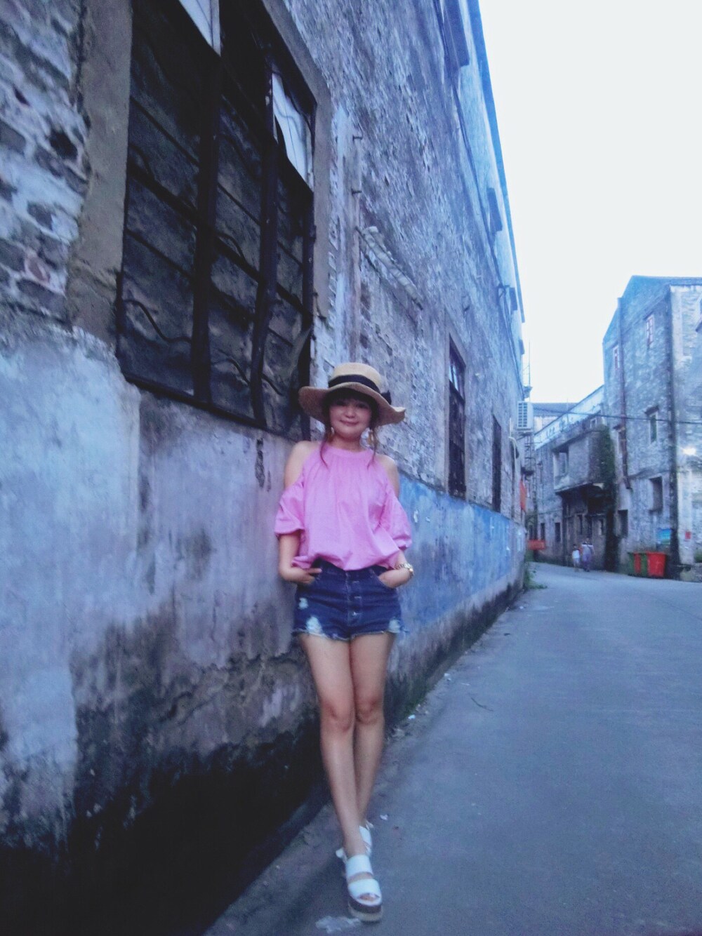 ピンク系のTシャツ/カットソー、ブルー系のカーゴパンツを着用したレディースの夏コーディネートの1枚目の写真