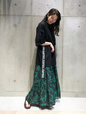 ボタニカルプリントティアードスカートを使った人気ファッション